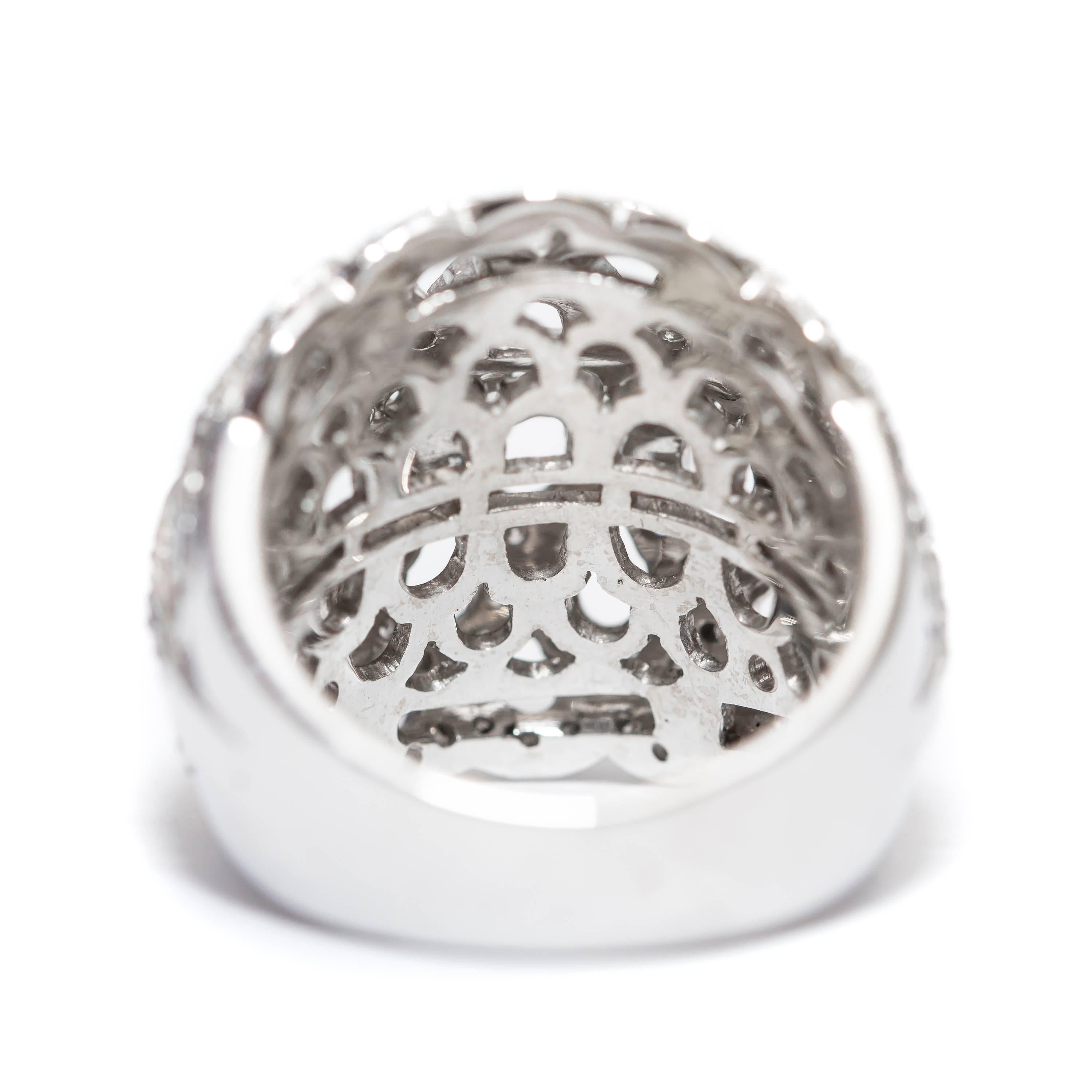 Este exclusivo Anillo de Diamantes Fancy captura el delicado detalle de una flor de loto, con Diamantes Brillantes Redondos de 1,37 quilates, color H, pureza SI1, delicadamente colocados y con un diseño aéreo, engastados en Oro Blanco de 18