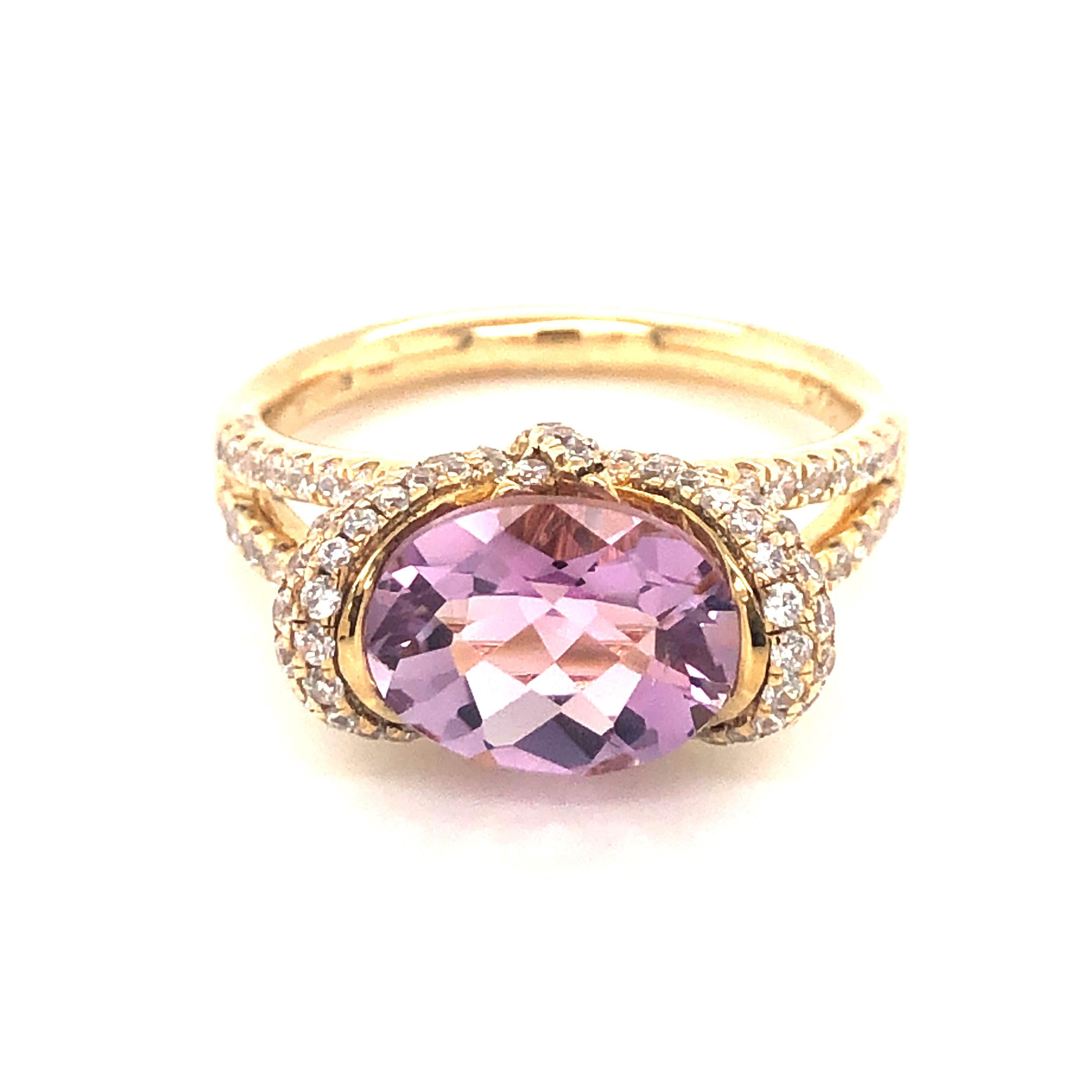 Dieser wunderschöne Ring, der mit leuchtenden violetten Farbtönen durchsetzt ist, wird mit Sicherheit bewundernde Blicke erregen. 

Mit einem oval geschliffenen Amethysten mit einem Gewicht von 1,37 Karat, umgeben von runden Zirkonen im