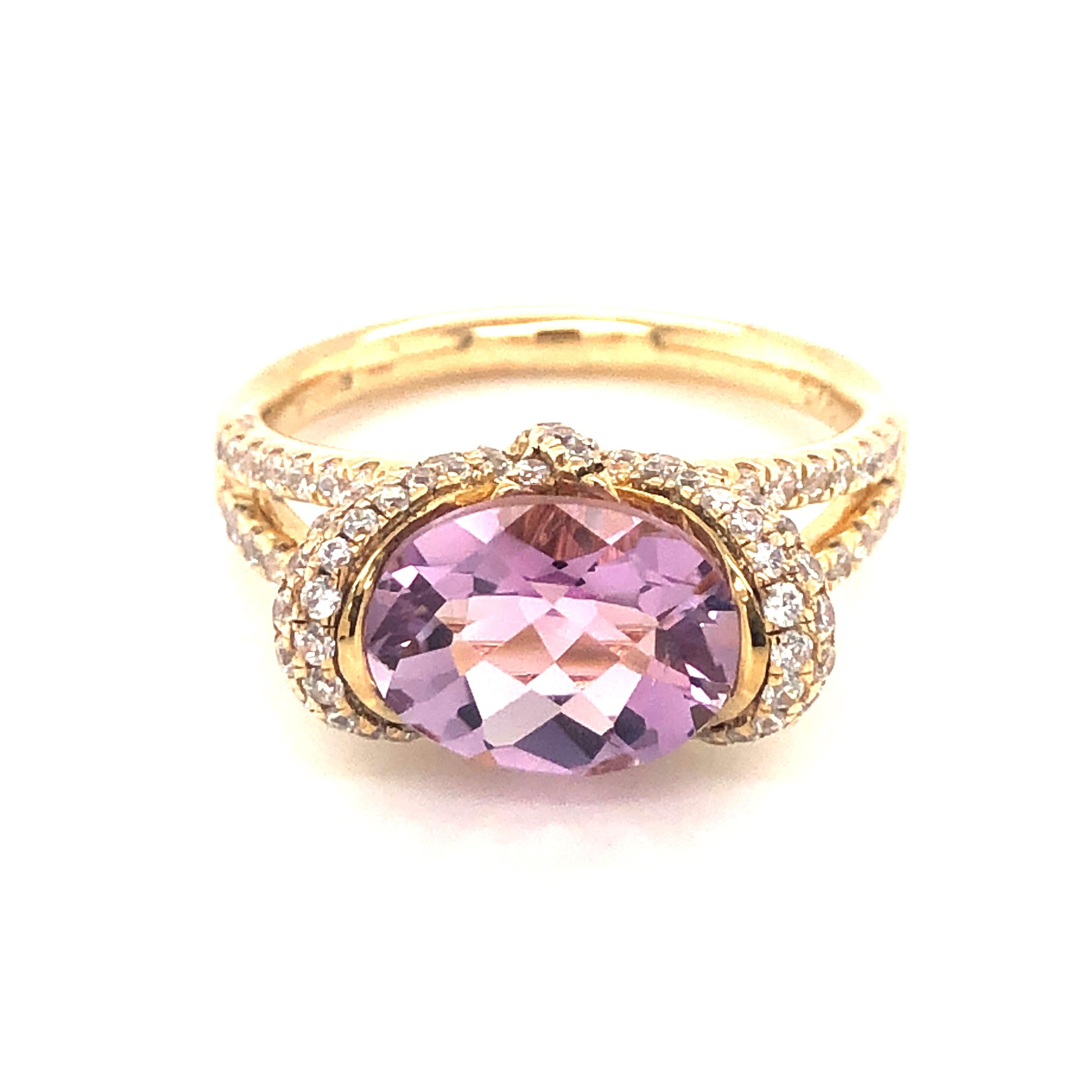 Débordant de teintes violettes vibrantes, cette magnifique bague est sûre d'attirer des regards admiratifs. 

Avec une améthyste de taille ovale, pesant 1,37 carat, entourée de 2,28 carats de zirconia cubique ronde de taille brillant, assis