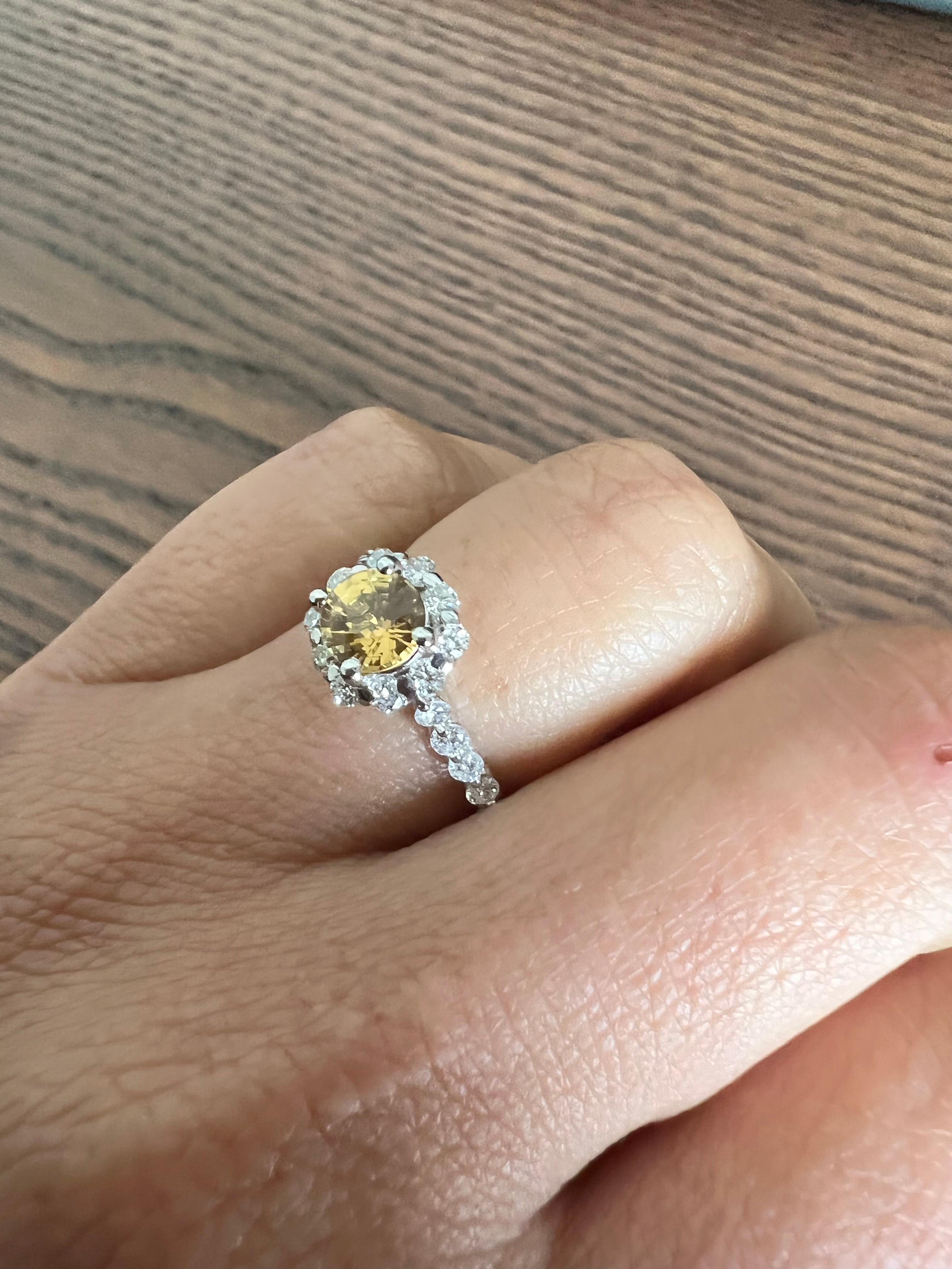 Bague de fiançailles en or blanc avec saphir jaune de 1,37 carat et diamants Neuf - En vente à Los Angeles, CA