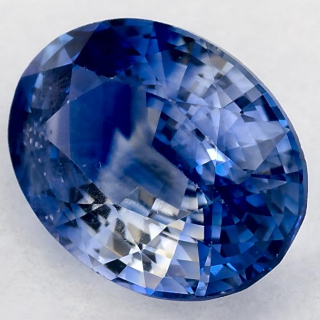 Este zafiro azul natural ofrece elegancia y sofisticación. Con su rica saturación de color y su corte preciso, es la pieza central perfecta para un anillo de compromiso o un diseño de joyería de lujo.

Este zafiro es originario de Sri Lanka