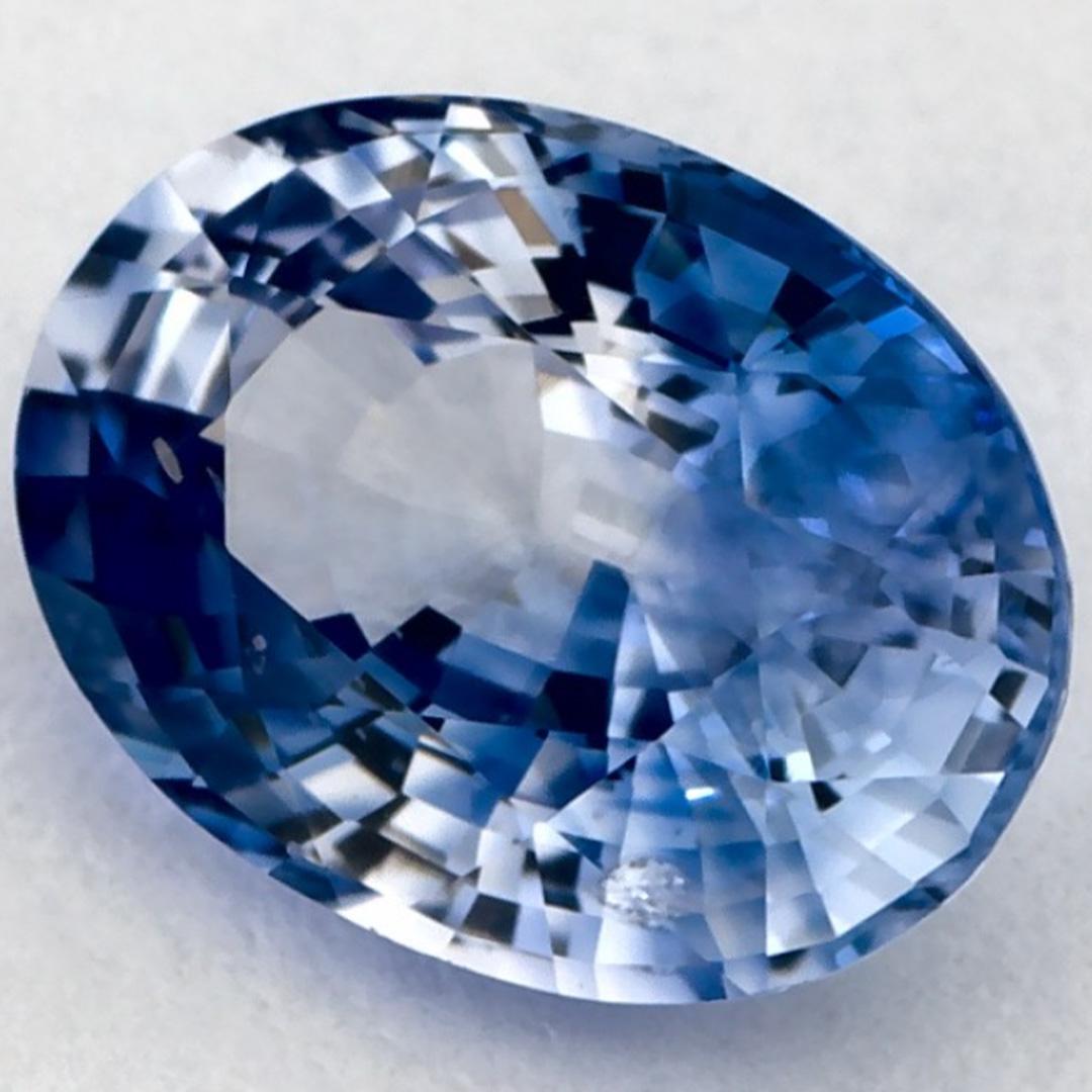 Questo zaffiro blu naturale offre eleganza e raffinatezza. Con la sua ricca saturazione del colore e il taglio preciso, è il centro perfetto per un anello di fidanzamento o un design di gioielli di lusso.

Questo zaffiro proviene dallo Sri Lanka