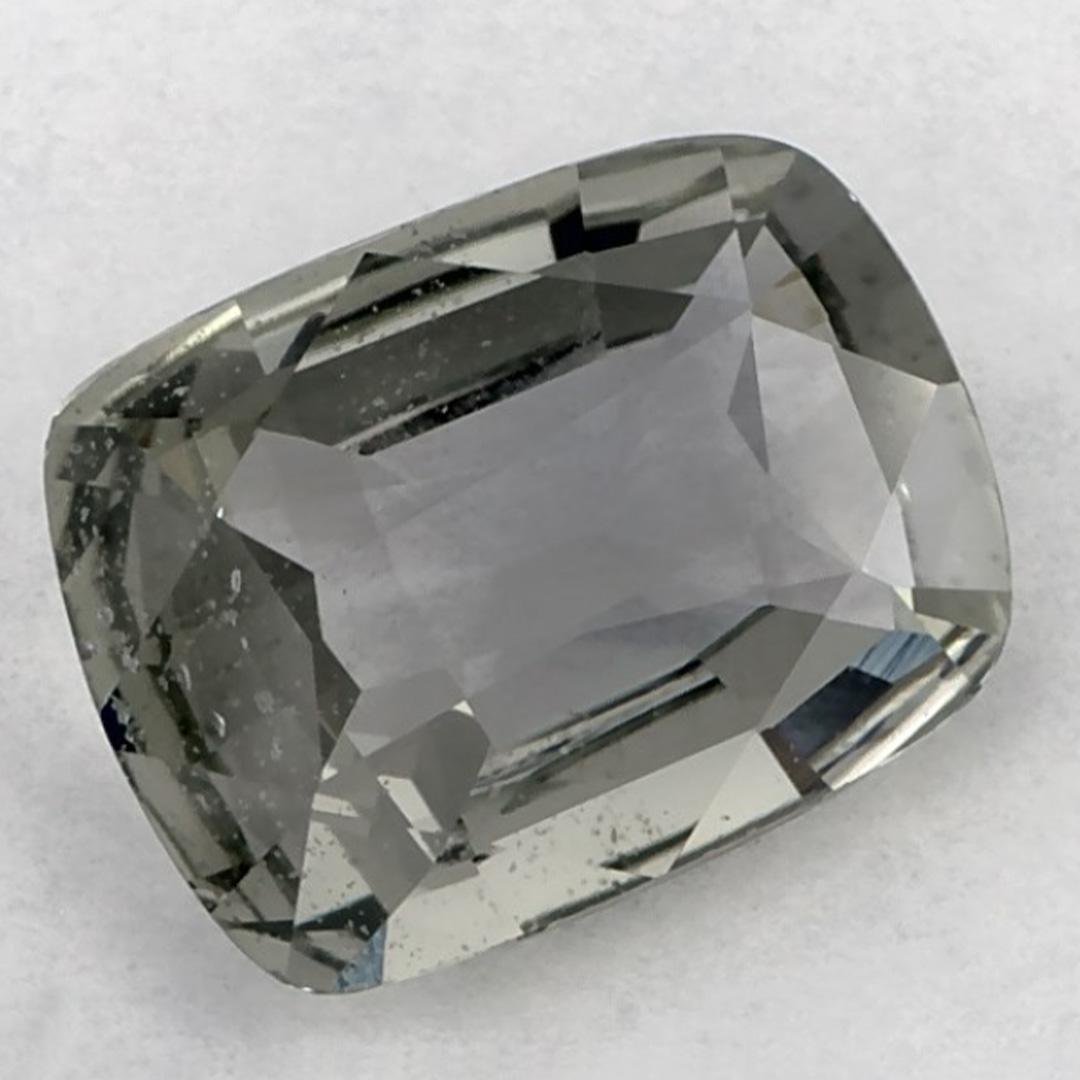 Ein sehr wertvoller September-Geburtsstein mit einer bezaubernden grünen Farbe. Man glaubt, dass sie dem Leben Glück und Reichtum bringen.

Entdecken Sie die lebendige Kollektion von Smaragden, Rubinen und Saphiren in unserem Geschäft, die als lose