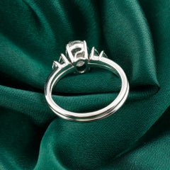 Bague cocktail à cinq pierres avec un diamant ovale naturel de 1,37 ct, en or blanc