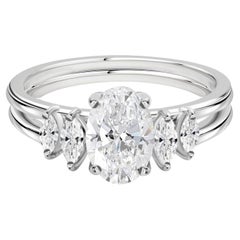 Bague cocktail à cinq pierres avec un diamant ovale naturel de 1,37 ct, en or blanc