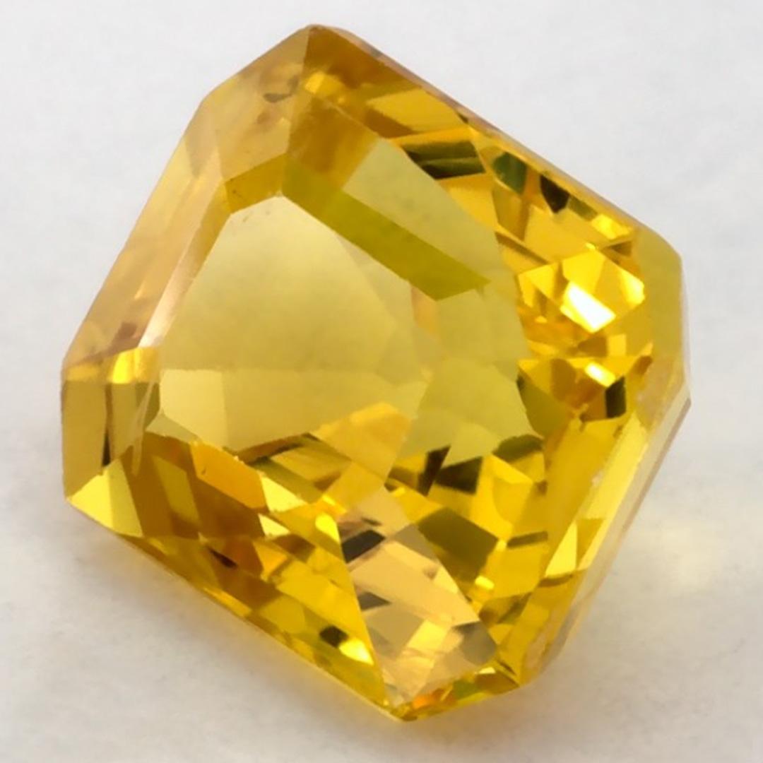 Ce saphir jaune naturel offre élégance et sophistication. Avec sa riche saturation de couleurs et sa coupe précise, il constitue la pièce maîtresse parfaite pour une bague de fiançailles ou une conception de bijoux de luxe.

Ce saphir provient du