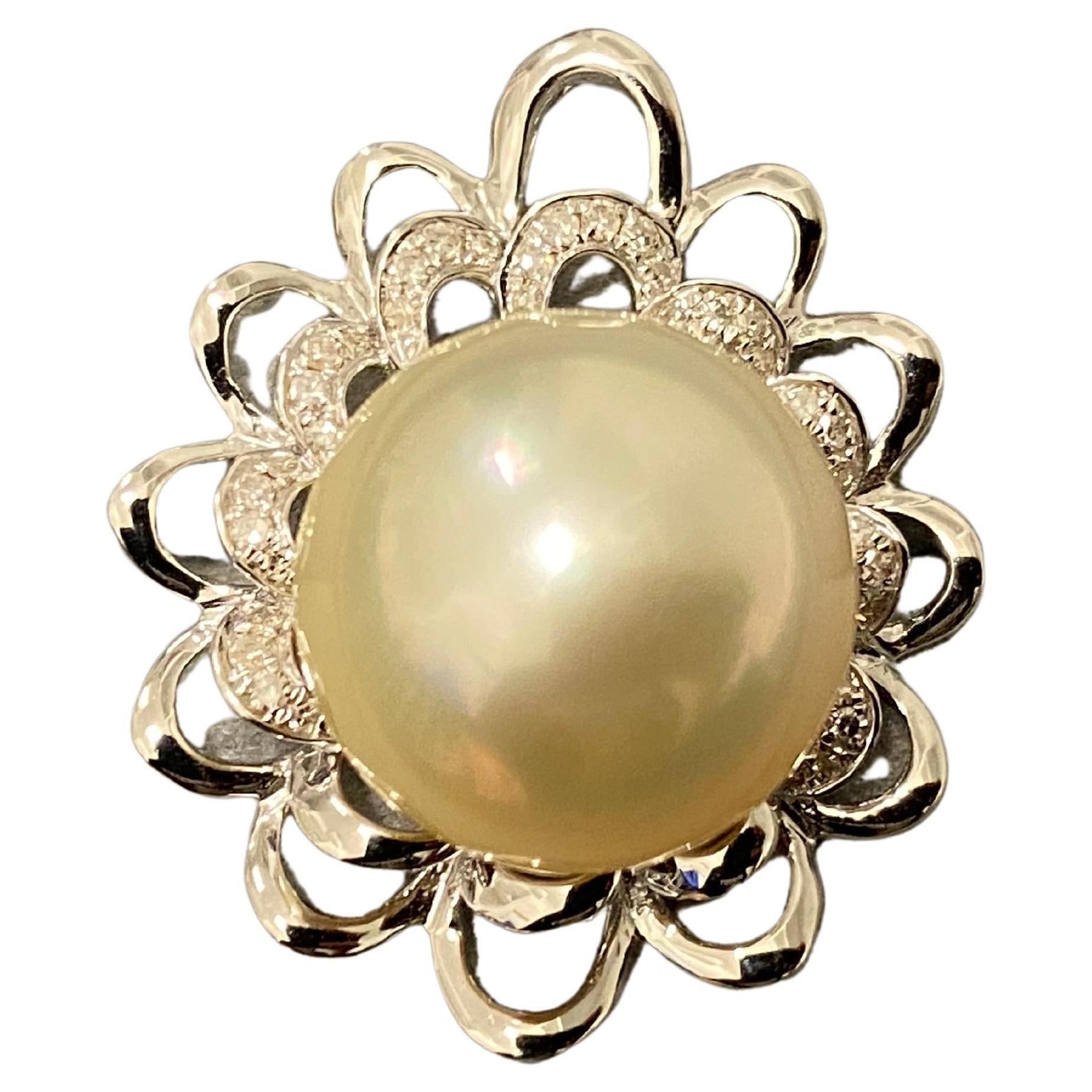 Light Champagne Colour South Sea Pearl and Diamond Pendant in 18k Gold For Sale