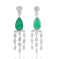 Boucles d'oreilles chandelier en or blanc 18 carats avec diamants et émeraudes de 13,70 carats