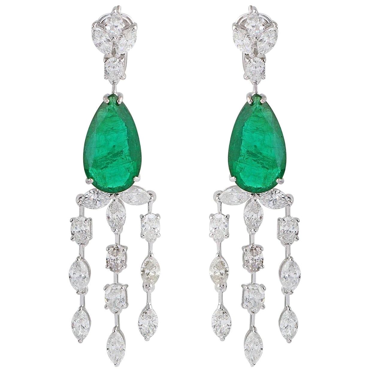 Boucles d'oreilles chandelier en or blanc 18 carats avec diamants et émeraudes de 13,70 carats en vente
