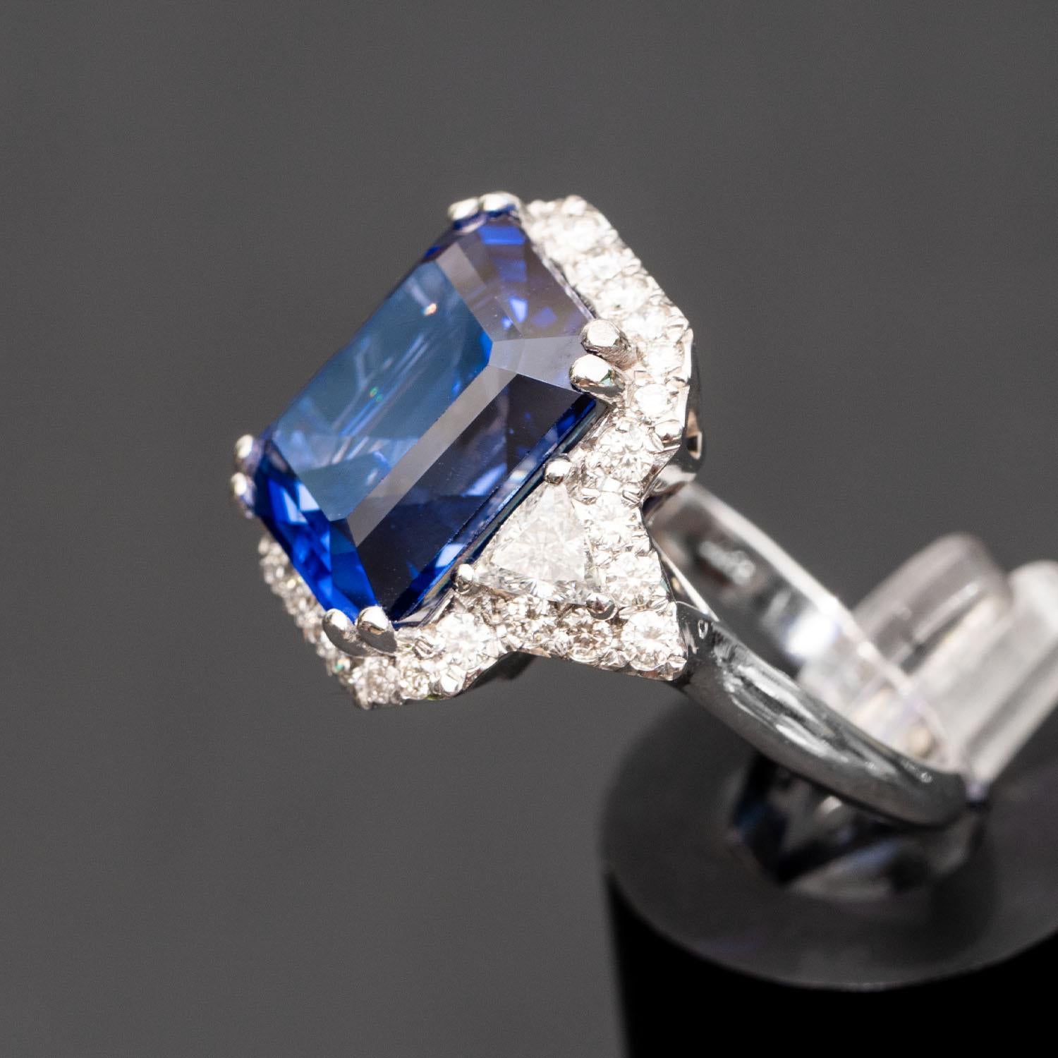 Art Deco 13.70 carat emerald sapphire ring 1.20 carat natural diamonds, Statement Ring For Sale
