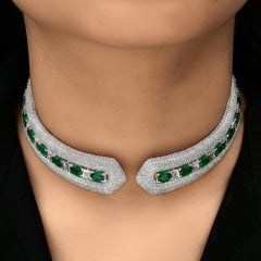 Collana girocollo con smeraldo dello Zambia da 13,70 carati e 19 carati di diamante in oro bianco 18k