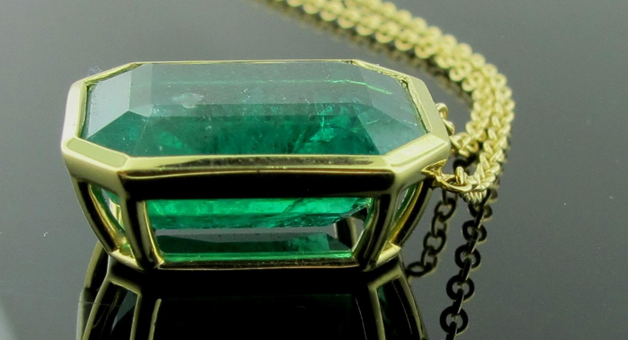 13.71 Carat Emerald Pendant in 18 Karat Yellow Gold In Excellent Condition For Sale In Palm Desert, CA