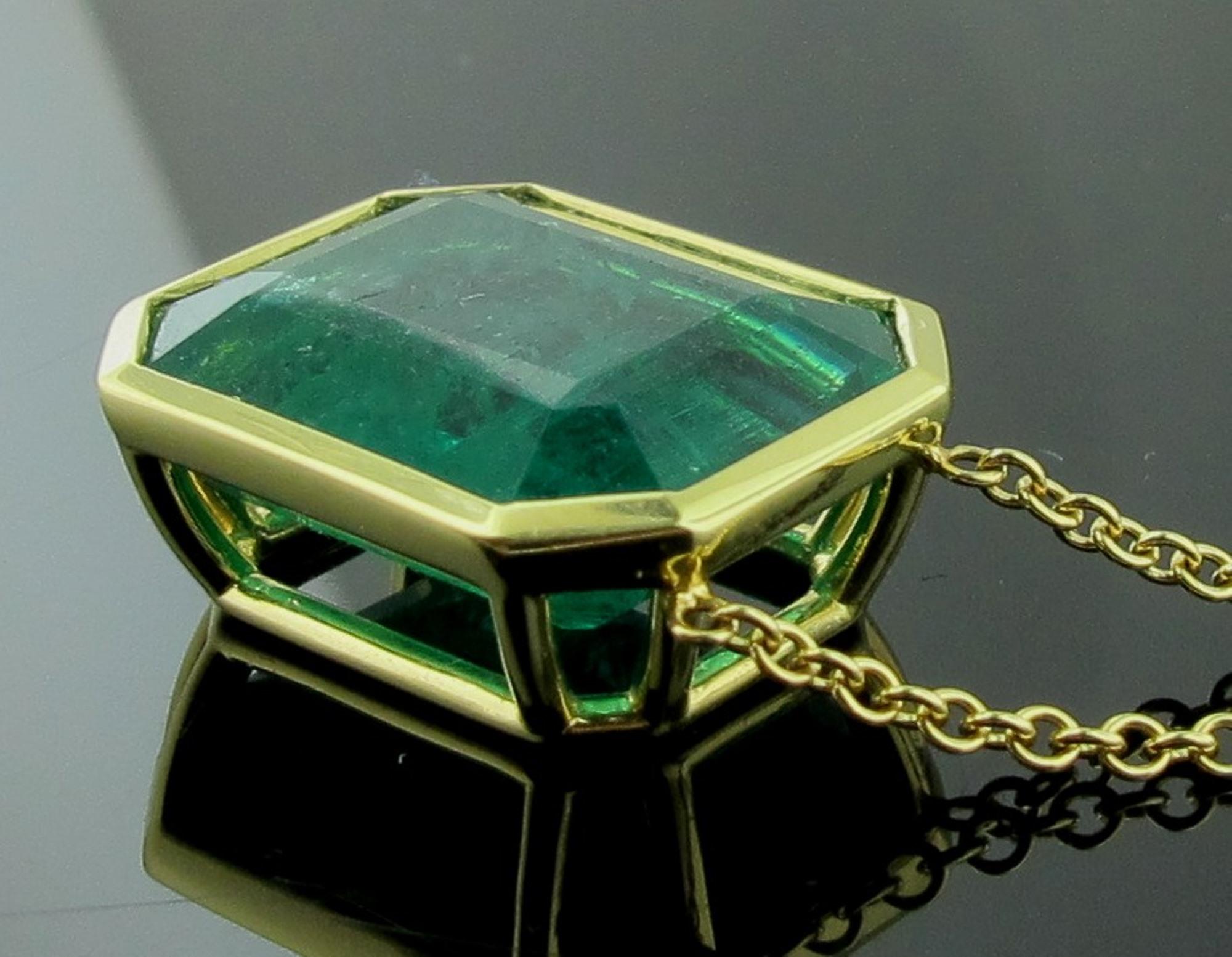 Women's or Men's 13.71 Carat Emerald Pendant in 18 Karat Yellow Gold For Sale