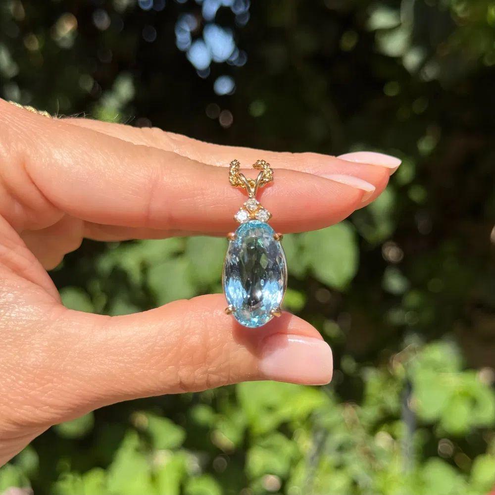 Modernista 13.71 Carat Oval Blue Topaz and Diamond Gold Vintage Pendant Necklace in vendita