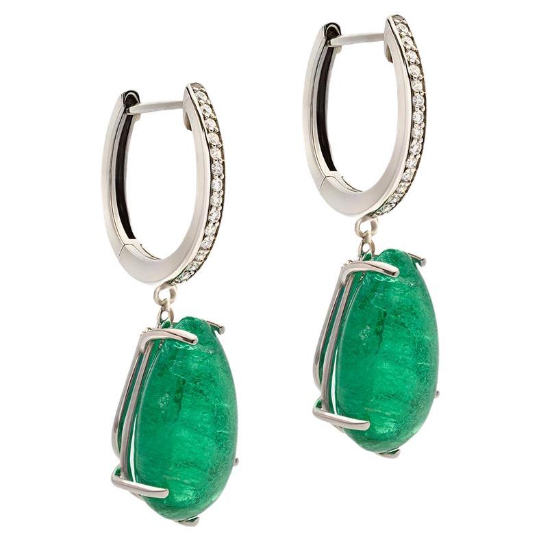 Orecchini a goccia con smeraldo da 13,72 carati e diamante da 0,14 carati in oro bianco 18 carati