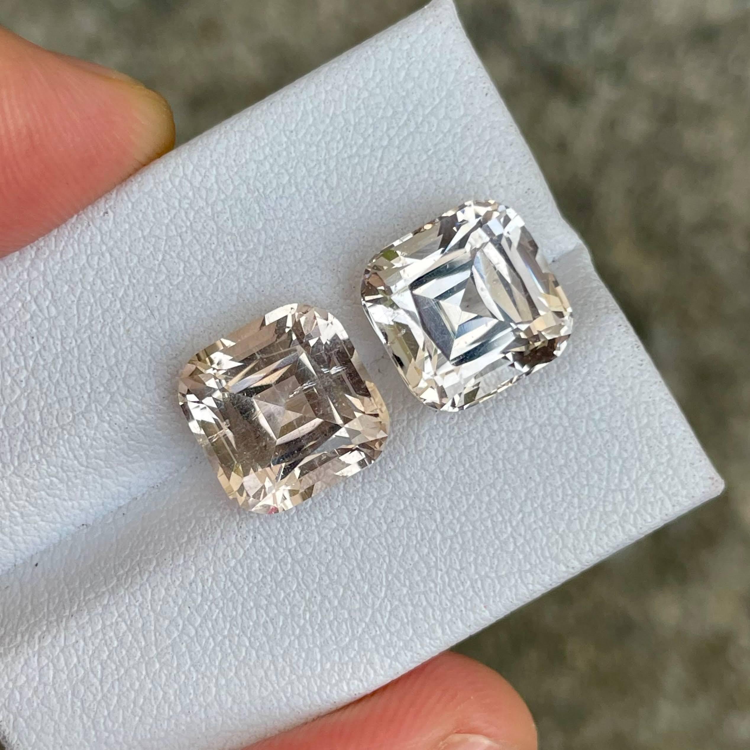 Poids 13,73 carats 
Dimensions 10.2x10.2x8.0 mm
Traitement aucun 
Origine : Pakistan 
Clarté VVS 
Coussin de forme 
Coupe fantaisie coussin 



Cette paire exquise de pierres précieuses Topaze naturelle, pesant 13,73 carats, met en valeur la beauté