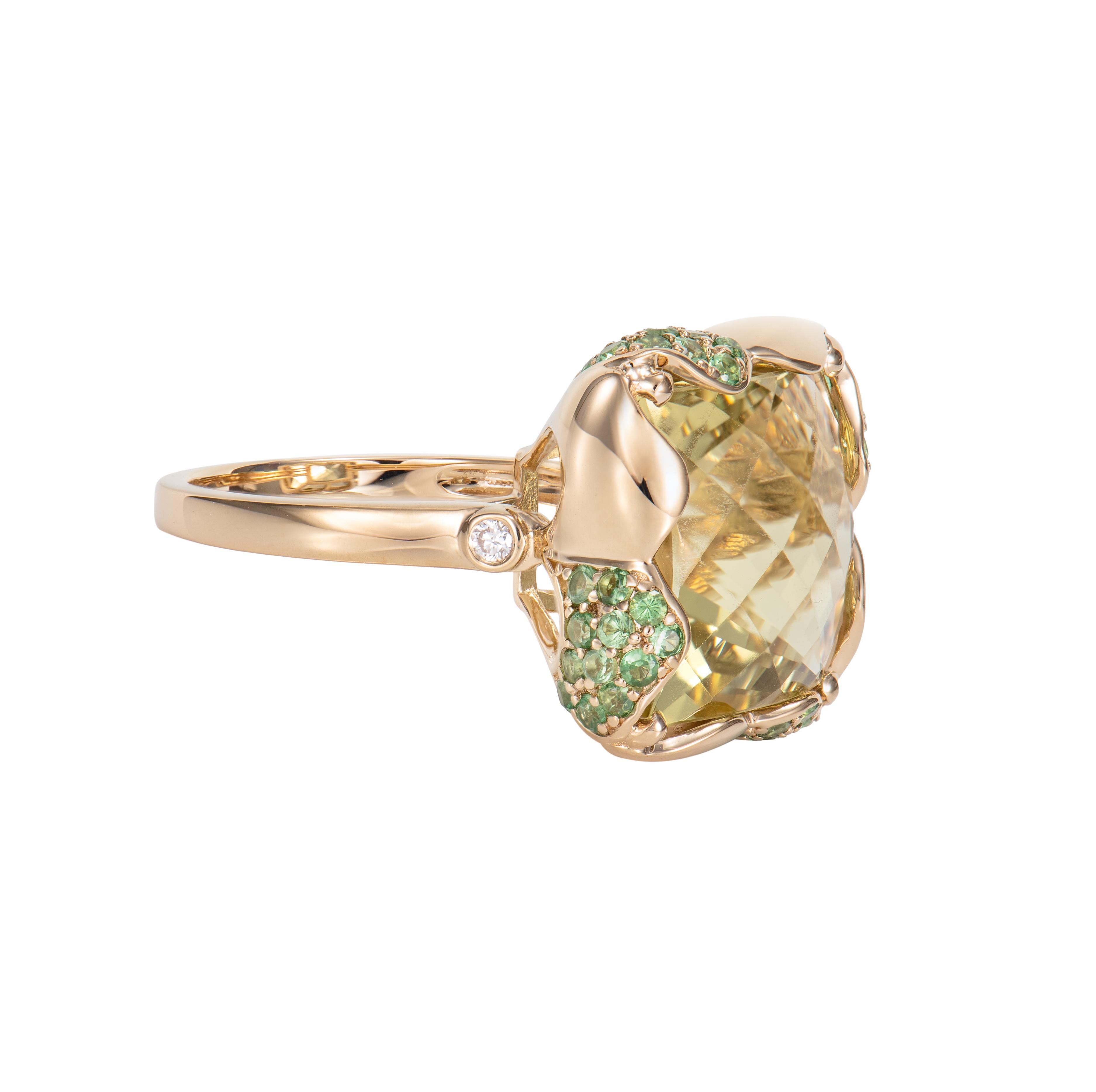 Si tratta di un elegante anello di quarzo limone di forma quadrata con taglio a scacchiera e tonalità limone. L'anello è elegante e può essere indossato in molte occasioni. Le Tsavorite che circondano l'anello ne aumentano la bellezza e