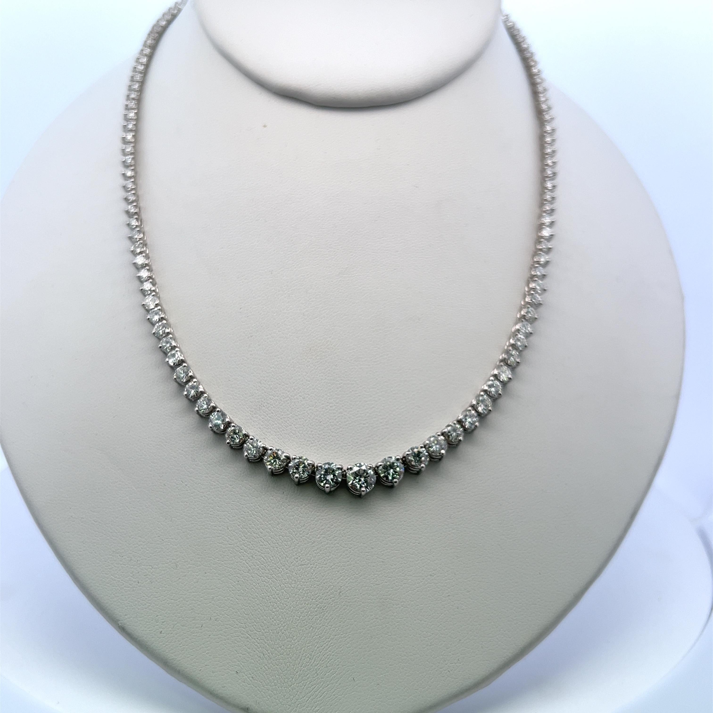 Titolo:
Collana Riviera Tennis in oro bianco 18 carati con diamanti tondi e brillanti da 13,75 carati


Stile:
Riviera


Metallo:
Oro bianco 18 carati


Gemma 1:
Diamante da 0,76 carati


Numero di pietre:
1


Forma:
Brillante rotondo


Gemma