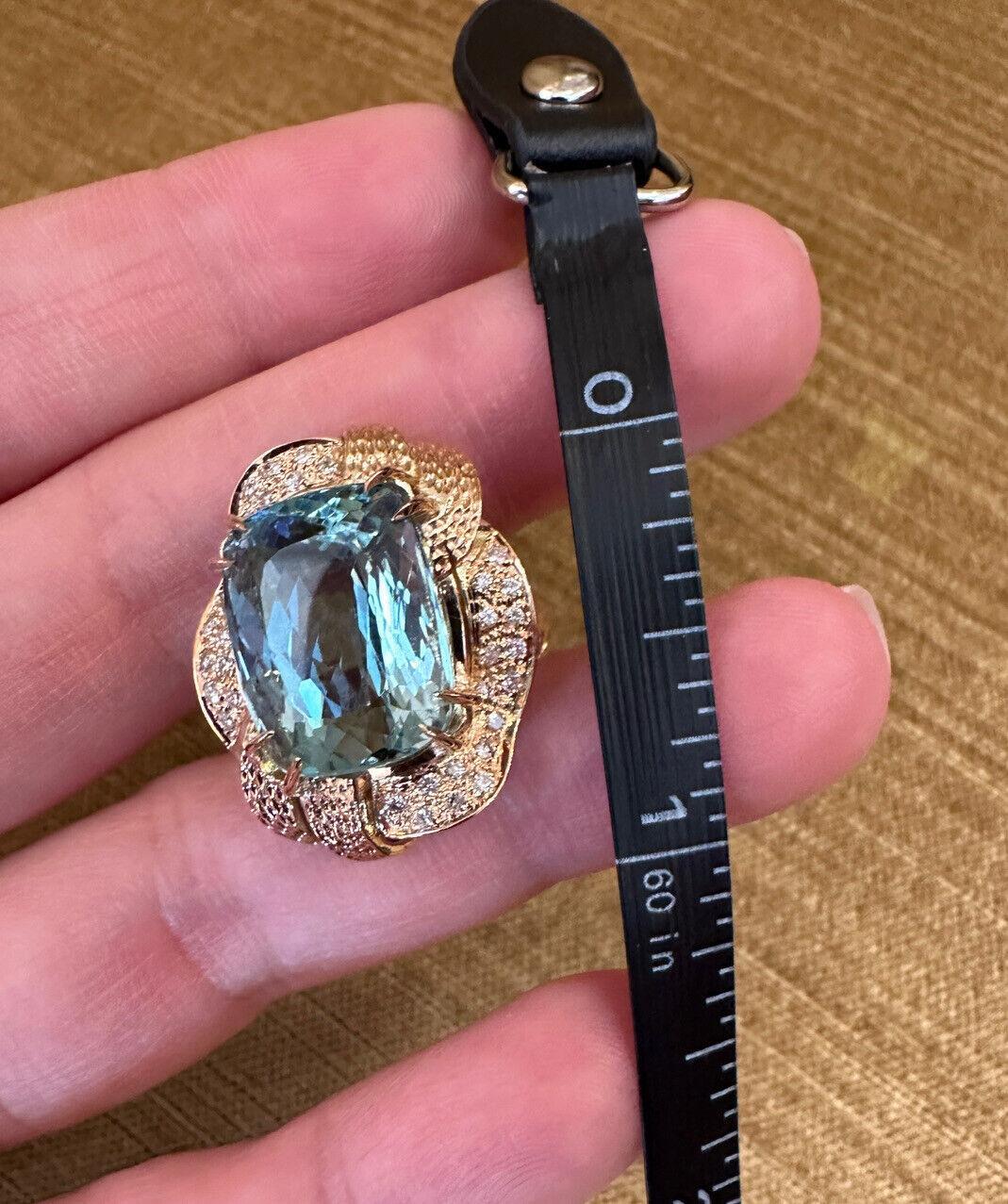 Women's 13.76 carat Aquamarine and Diamond Cocktail Ring in 18k Yellow Gold For Sale