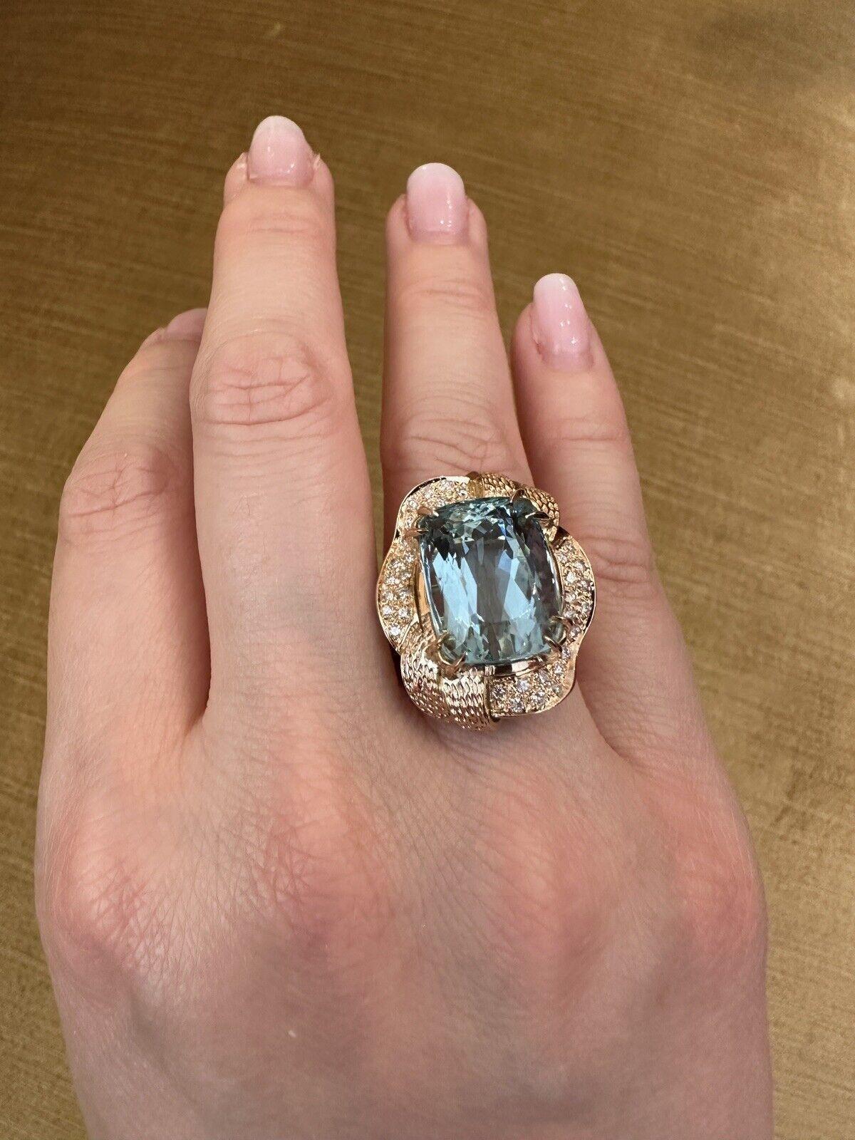 13.76 carat Aquamarine and Diamond Cocktail Ring in 18k Yellow Gold For Sale 1