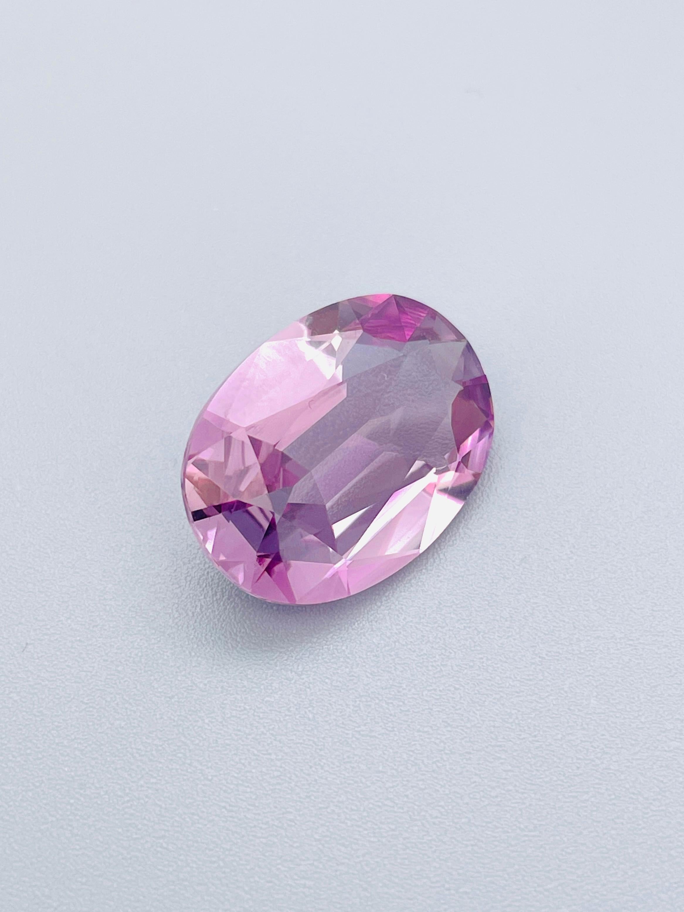 Boucle Diaspore de 13,76 carats de taille rare, en Zultanite naturelle, couleur claire changeant de rouge Unisexe en vente