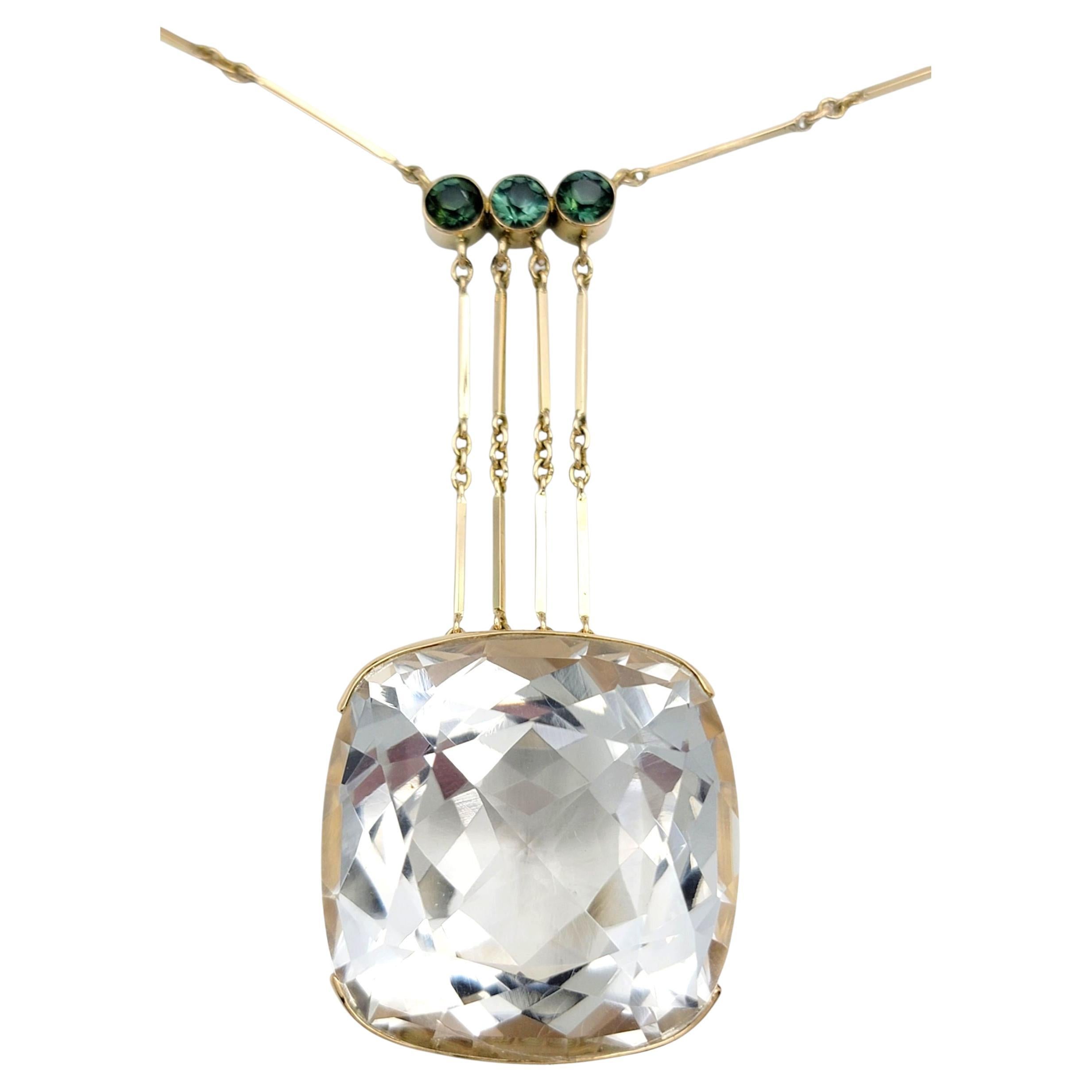 Ce collier spectaculaire présente un pendentif en cristal de roche taillé en coussin de 137,64 carats, suspendu à une série de maillons articulés en or qui créent un effet de cascade. Le cristal de roche lui-même est exceptionnellement clair et