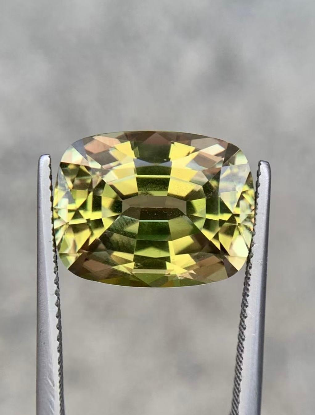 13.76ct Natural Diaspore Couleur changeante précision de taille en vente 6
