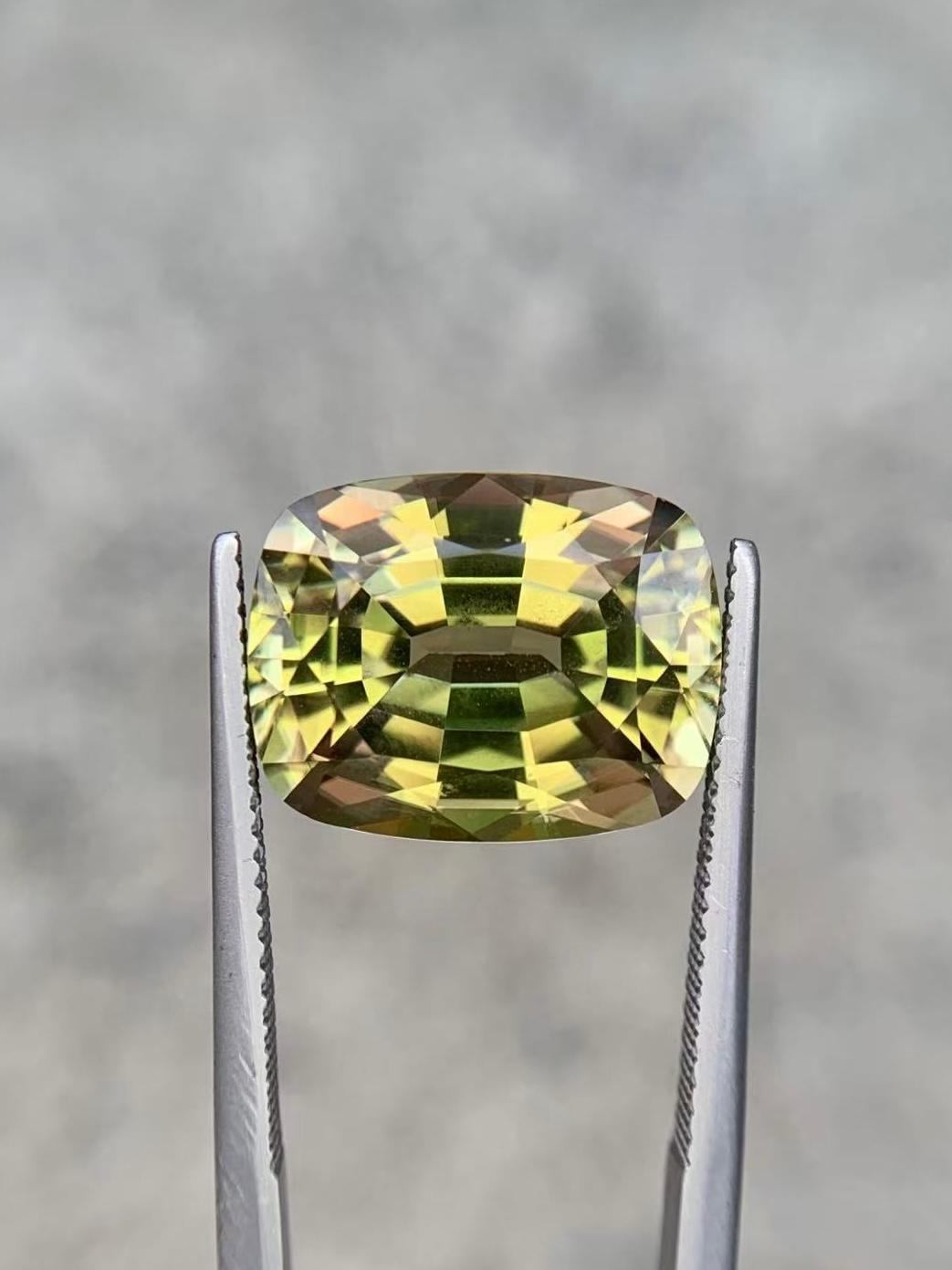 13.76ct Natural Diaspore Couleur changeante précision de taille en vente 7