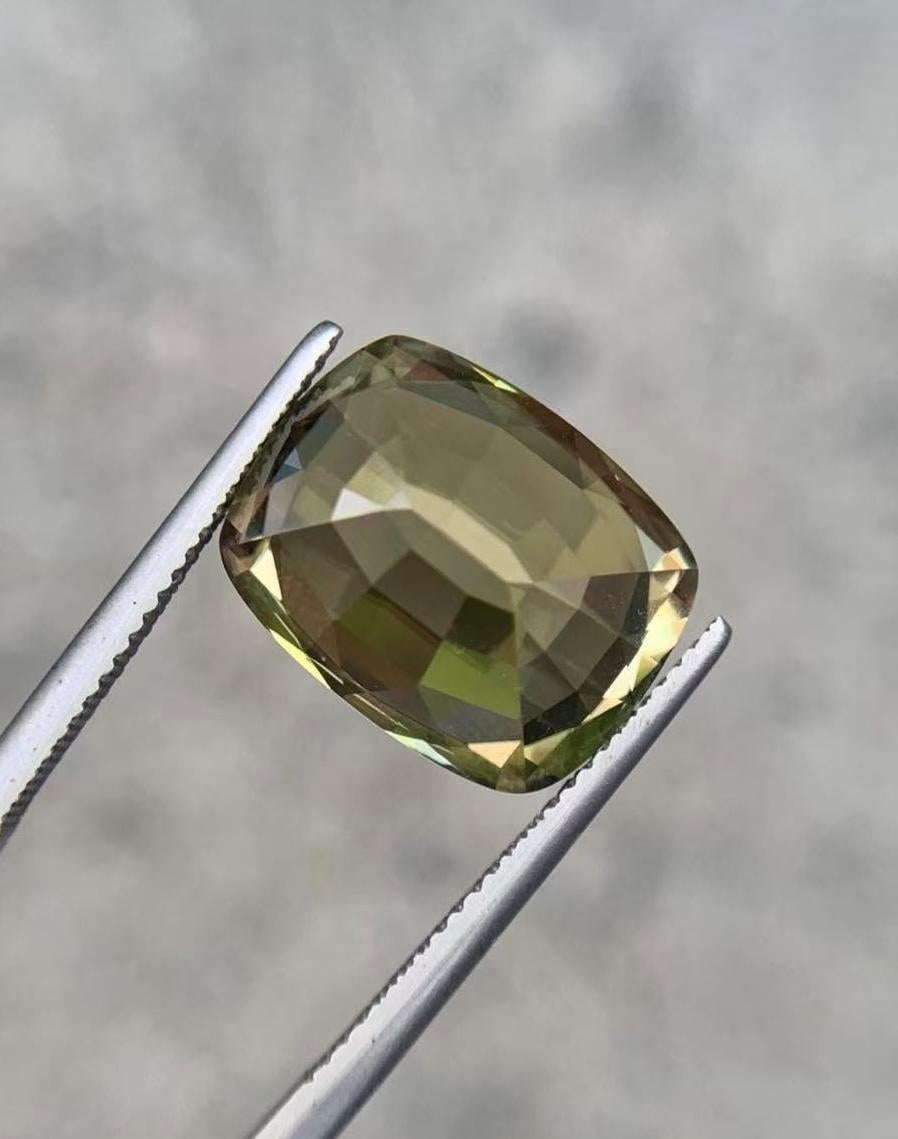 13.76ct Natural Diaspore Couleur changeante précision de taille en vente 8