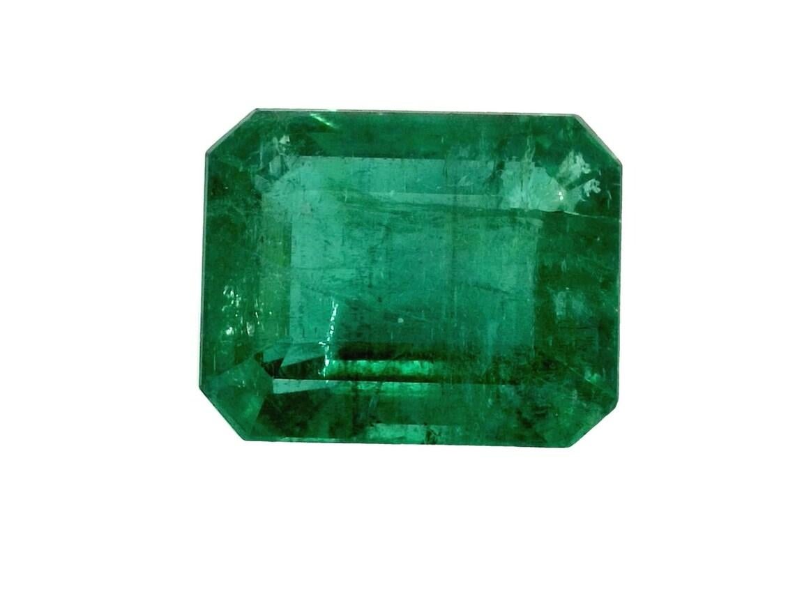 Stein: Smaragd
Gewicht: 13,78 Karat
Form: Smaragd-Schliff
Klarheit: Transparent
Lüster: Ausgezeichnet-Sehr gut
Farbe: Vivid Dark Green
Abmessungen: 15.67mm x 12.66mm x 9.04mm
Geografische Herkunft: Sambia
Behandlung: Natürlich, Ölen

Anmerkungen: