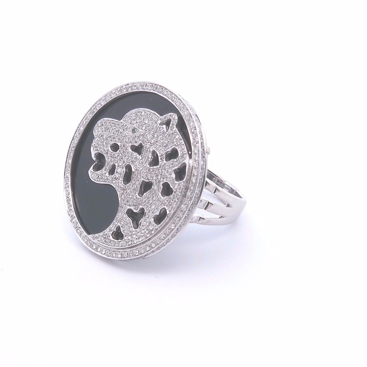 Ti presentiamo il nostro squisito anello Tiger con diamante da 1,37 carati, un vero capolavoro in oro bianco 18 carati.

L'anello è incastonato in una misura 6,5.

NOTA BENE: se desideri un anello di una misura diversa dalla 6,5, il costo del