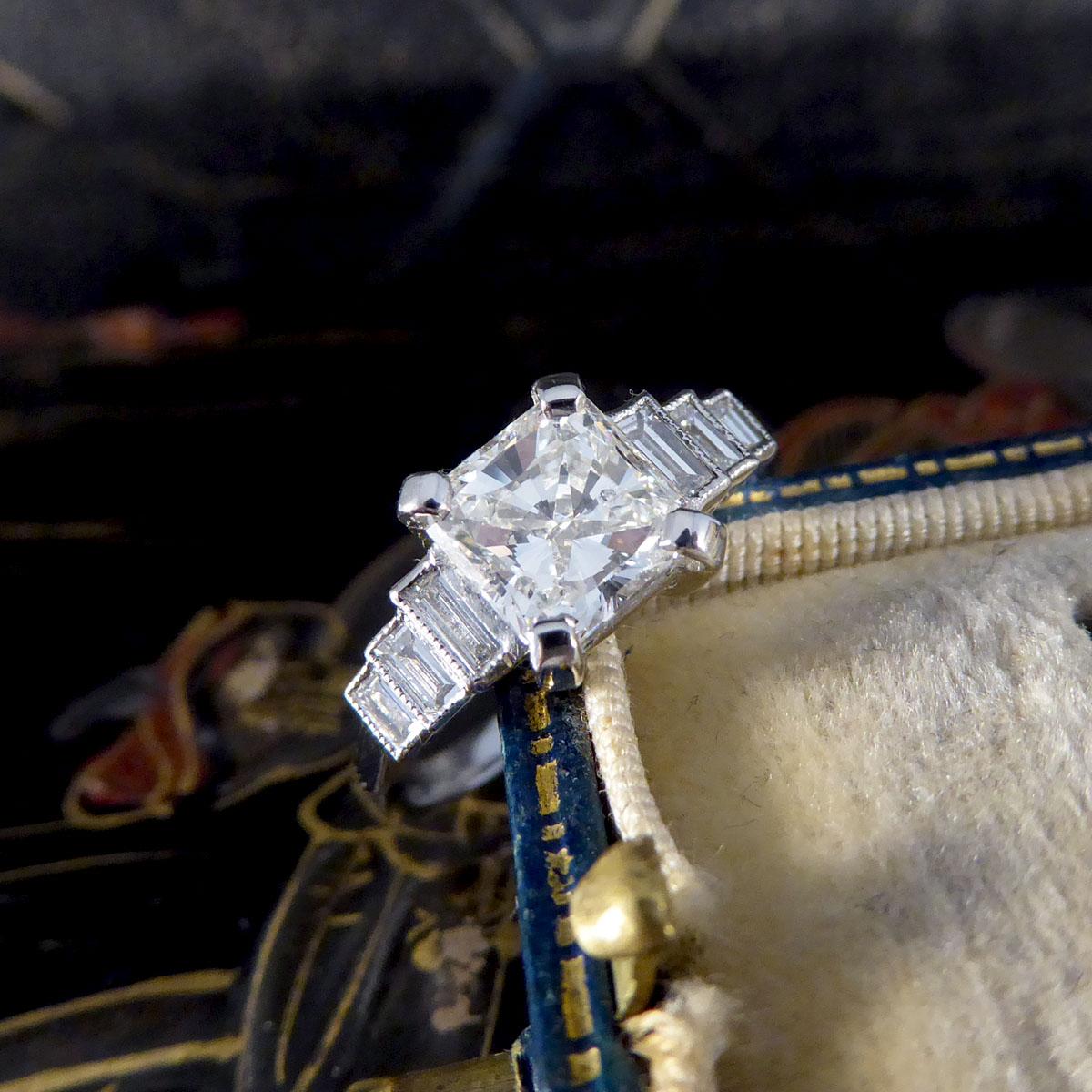 Bague de fiançailles en platine avec diamant taille radiant de 1,37 carat et épaules en diamants  en vente 4