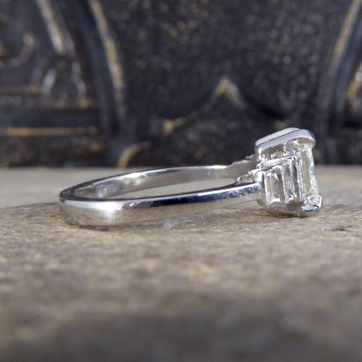 Art déco Bague de fiançailles en platine avec diamant taille radiant de 1,37 carat et épaules en diamants  en vente