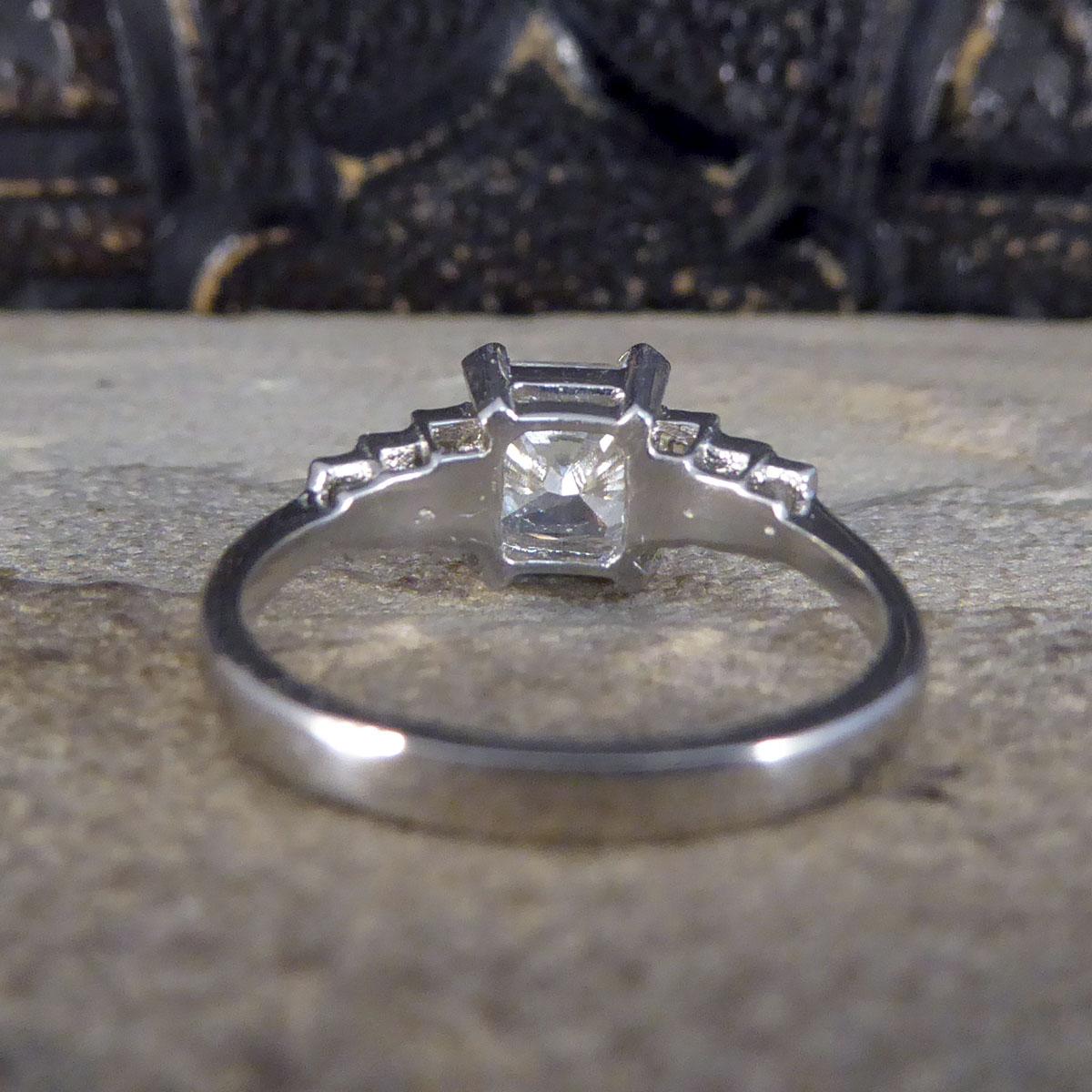 Taille radiant Bague de fiançailles en platine avec diamant taille radiant de 1,37 carat et épaules en diamants  en vente