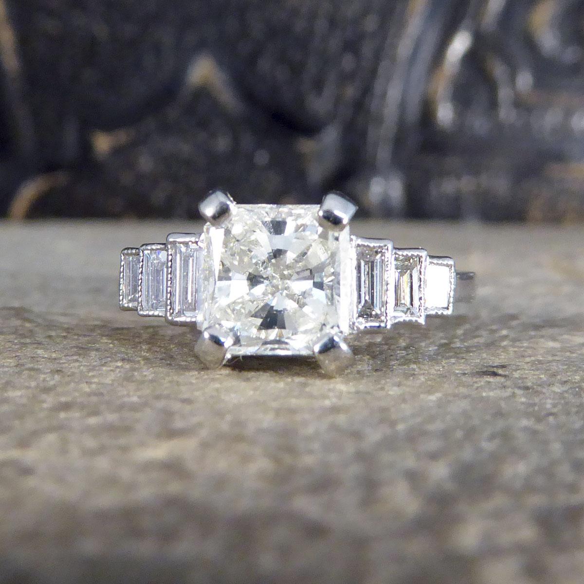 Bague de fiançailles en platine avec diamant taille radiant de 1,37 carat et épaules en diamants  Bon état - En vente à Yorkshire, West Yorkshire