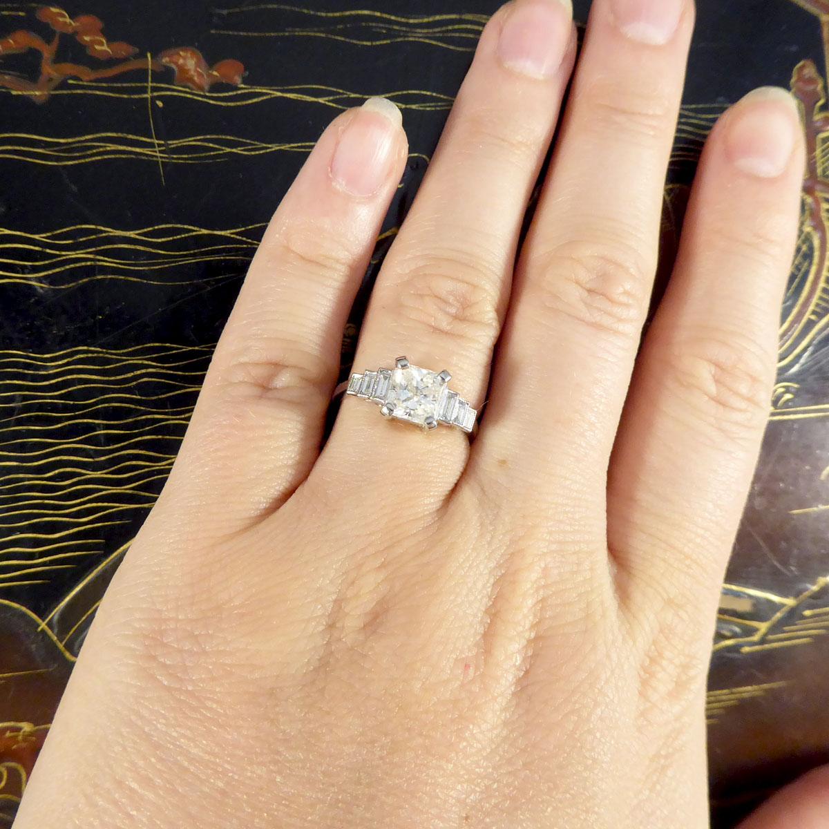 Bague de fiançailles en platine avec diamant taille radiant de 1,37 carat et épaules en diamants  Unisexe en vente