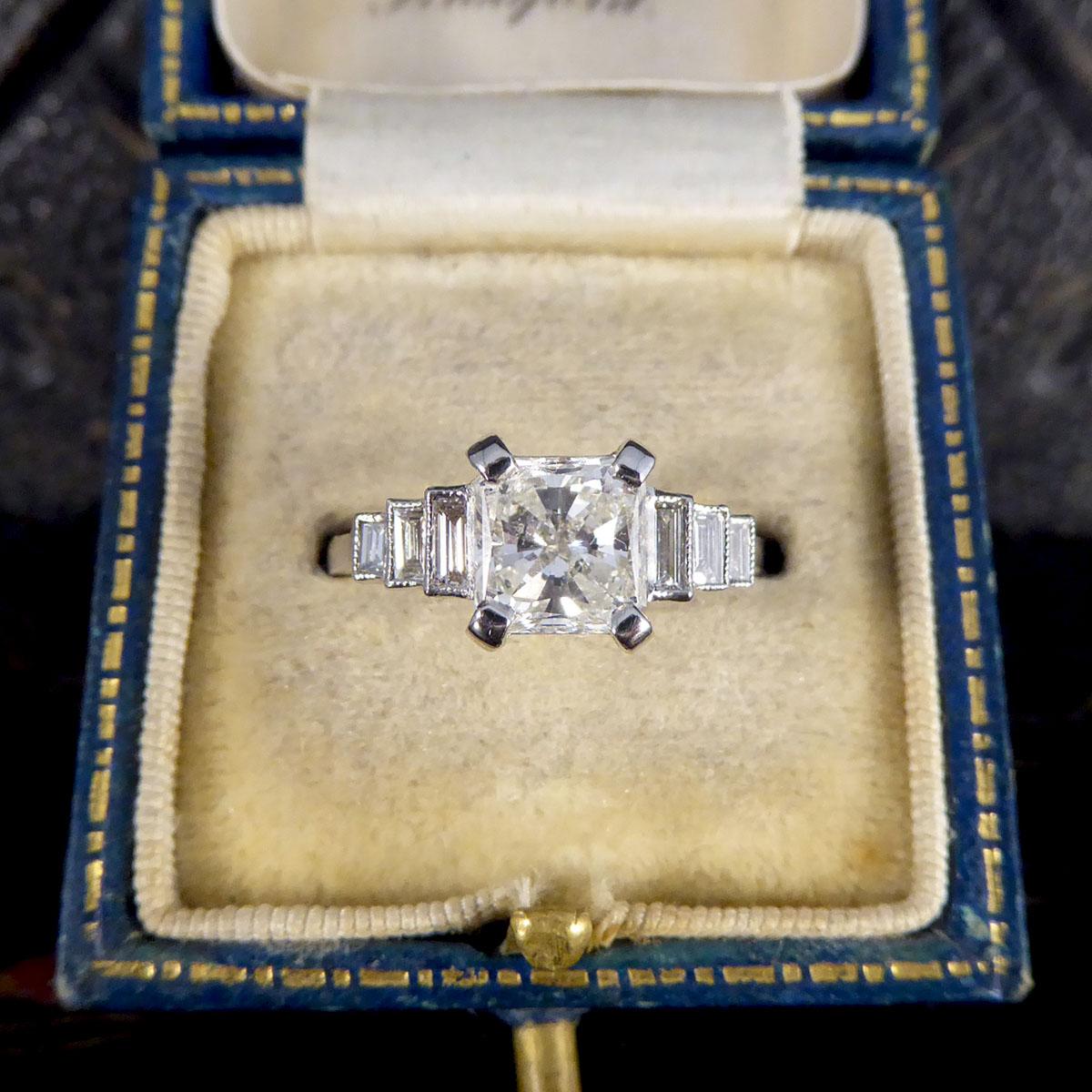 Bague de fiançailles en platine avec diamant taille radiant de 1,37 carat et épaules en diamants  en vente 1