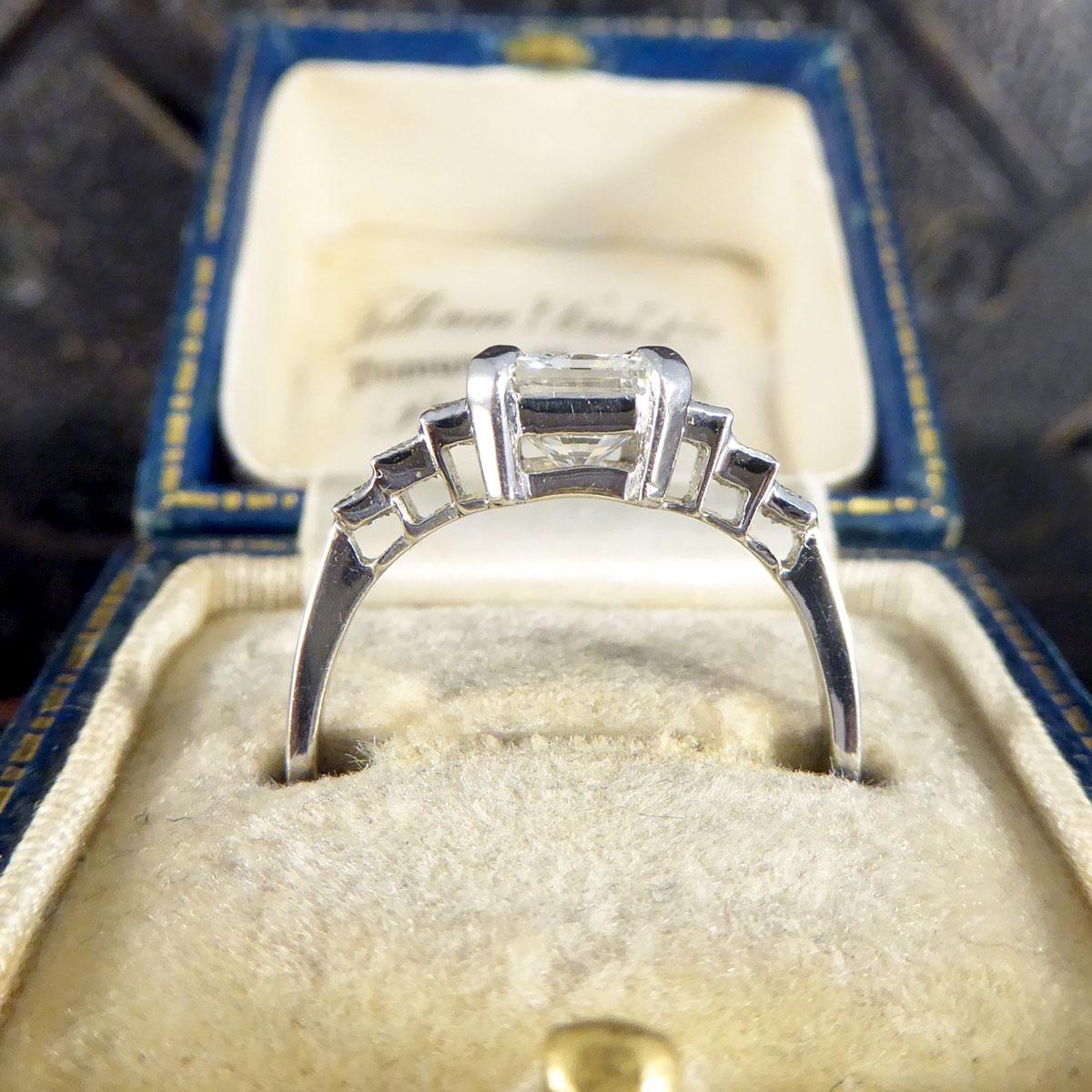 Bague de fiançailles en platine avec diamant taille radiant de 1,37 carat et épaules en diamants  en vente 2