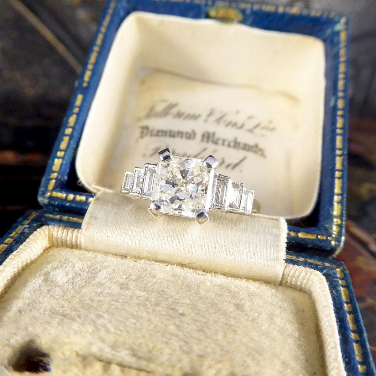 Bague de fiançailles en platine avec diamant taille radiant de 1,37 carat et épaules en diamants  en vente 3