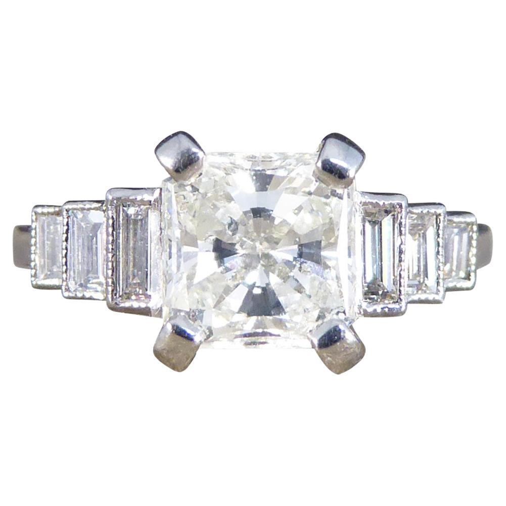 Bague de fiançailles en platine avec diamant taille radiant de 1,37 carat et épaules en diamants  en vente