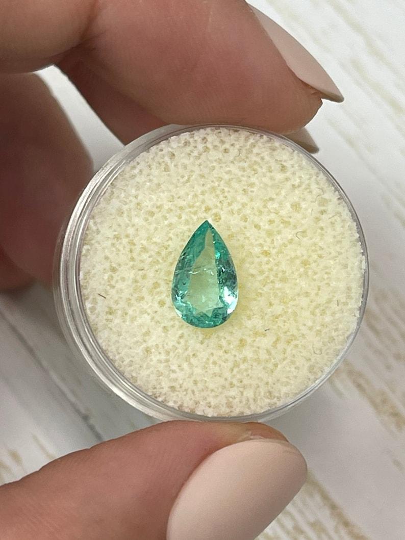 A. Stone: Smeraldo
Peso: 1,37 carati
Forma: Taglio a pera
Chiarezza: Trasparente
Lucentezza: Molto buono
Colore: Verde chiaro
Misure: 10,01 mm x 6,18 mm x 3,84 mm
Origine geografica: Colombia
Trattamento: Naturale, oliatura

Commenti: A causa delle