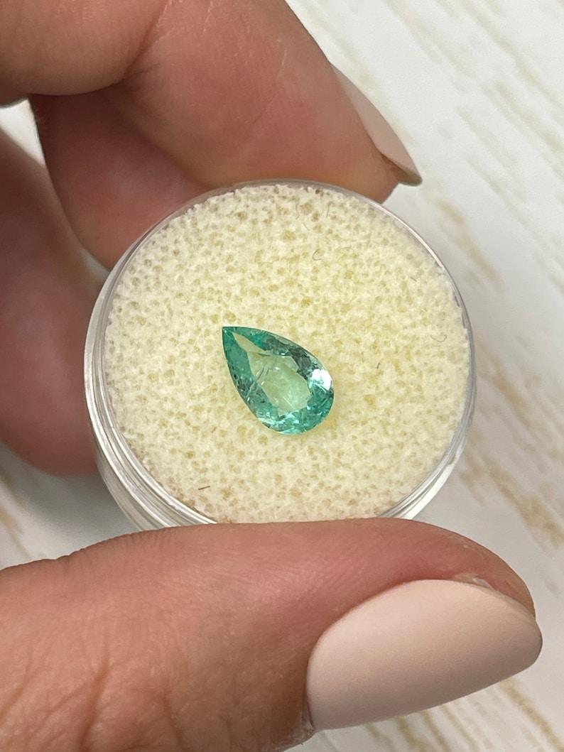 Smeraldo colombiano trasparente da 1,37 carati - gemma a goccia di maggio con taglio a pera In condizioni Nuovo in vendita a Jupiter, FL