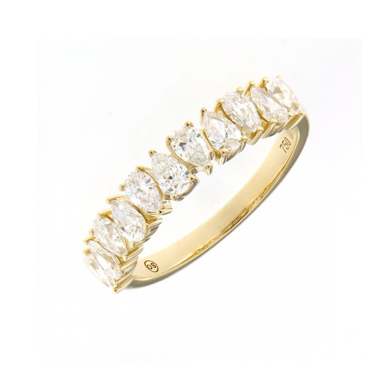 Réalisée en or jaune 18 carats lumineux, cette élégante alliance présente une séquence raffinée de diamants en forme de poire sertis selon une orientation nord-sud distinctive. 

Chaque diamant est méticuleusement sélectionné pour sa brillance et sa