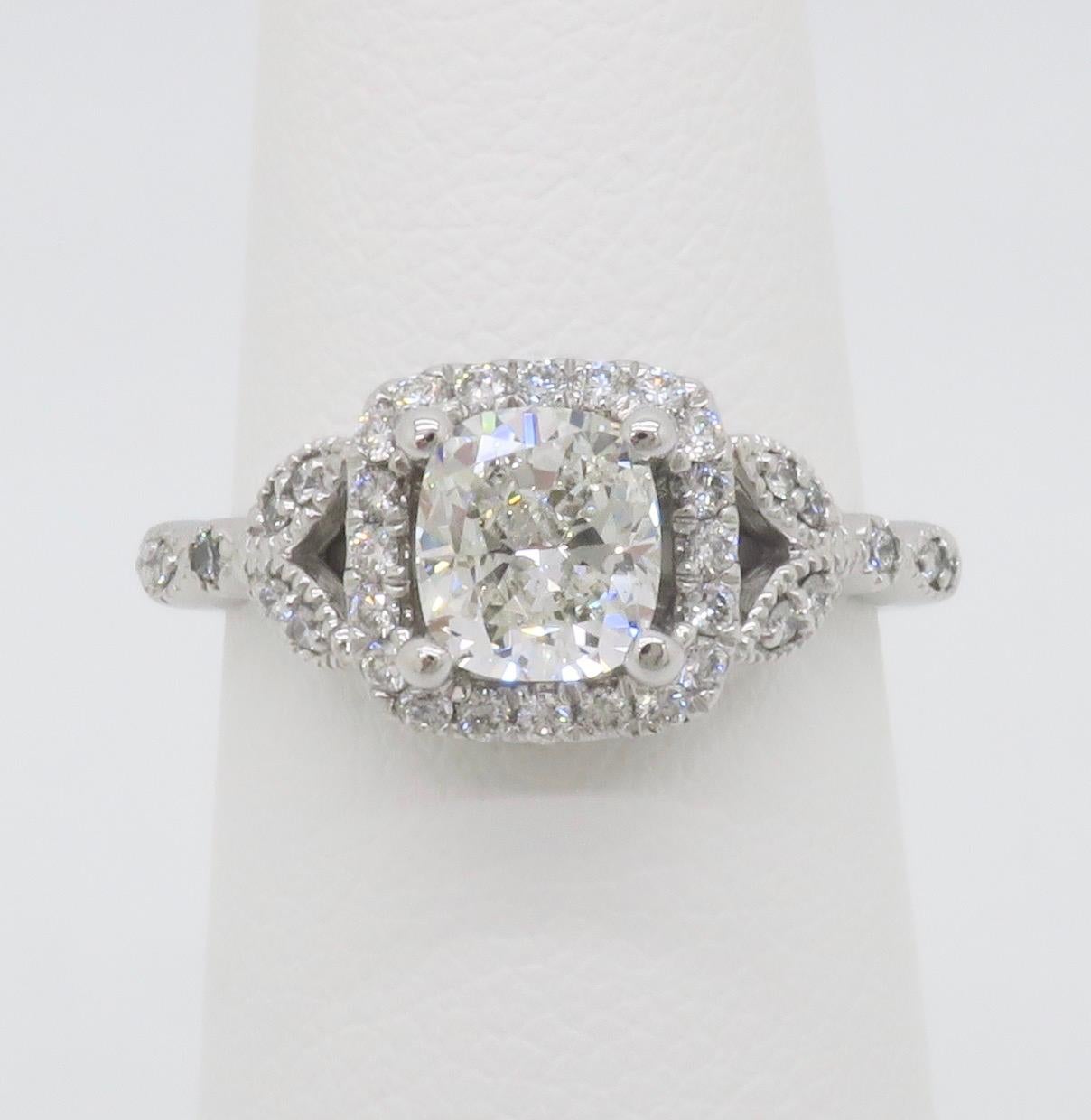 GIA-zertifizierter Diamant im Kissenschliff, besetzt mit schönen Diamanten auf beiden Seiten der Fassung. 

Zentrum Diamant Karat Gewicht: 1.01CT 
Zentrum Diamantschliff: Kissen
Zentrum Diamant Farbe: G
Zentrum Diamant Reinheit: VS2
Zertifizierung: