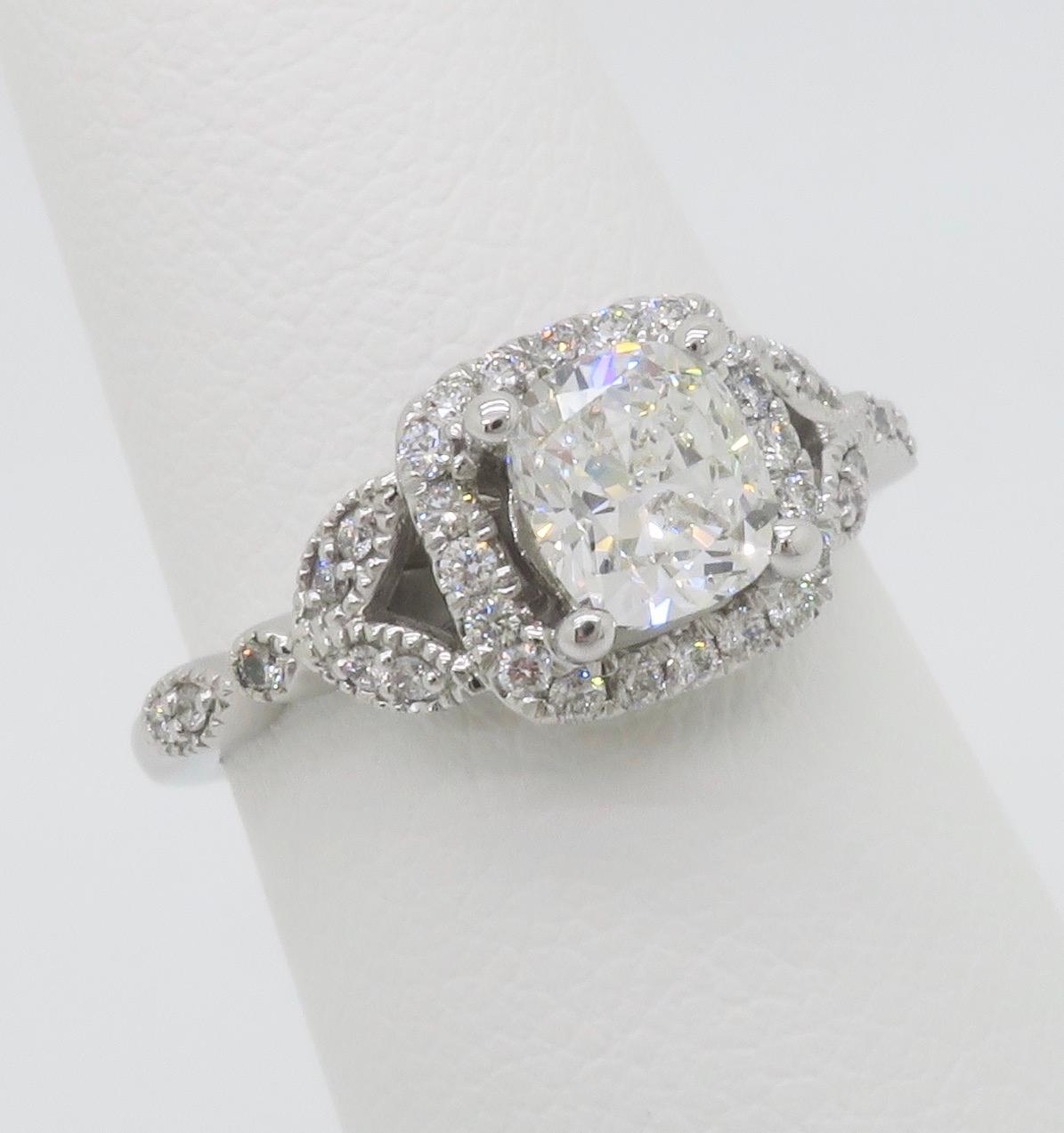 1,37CTW GIA zertifizierter Diamantring mit Kissenschliff im Zustand „Hervorragend“ in Webster, NY