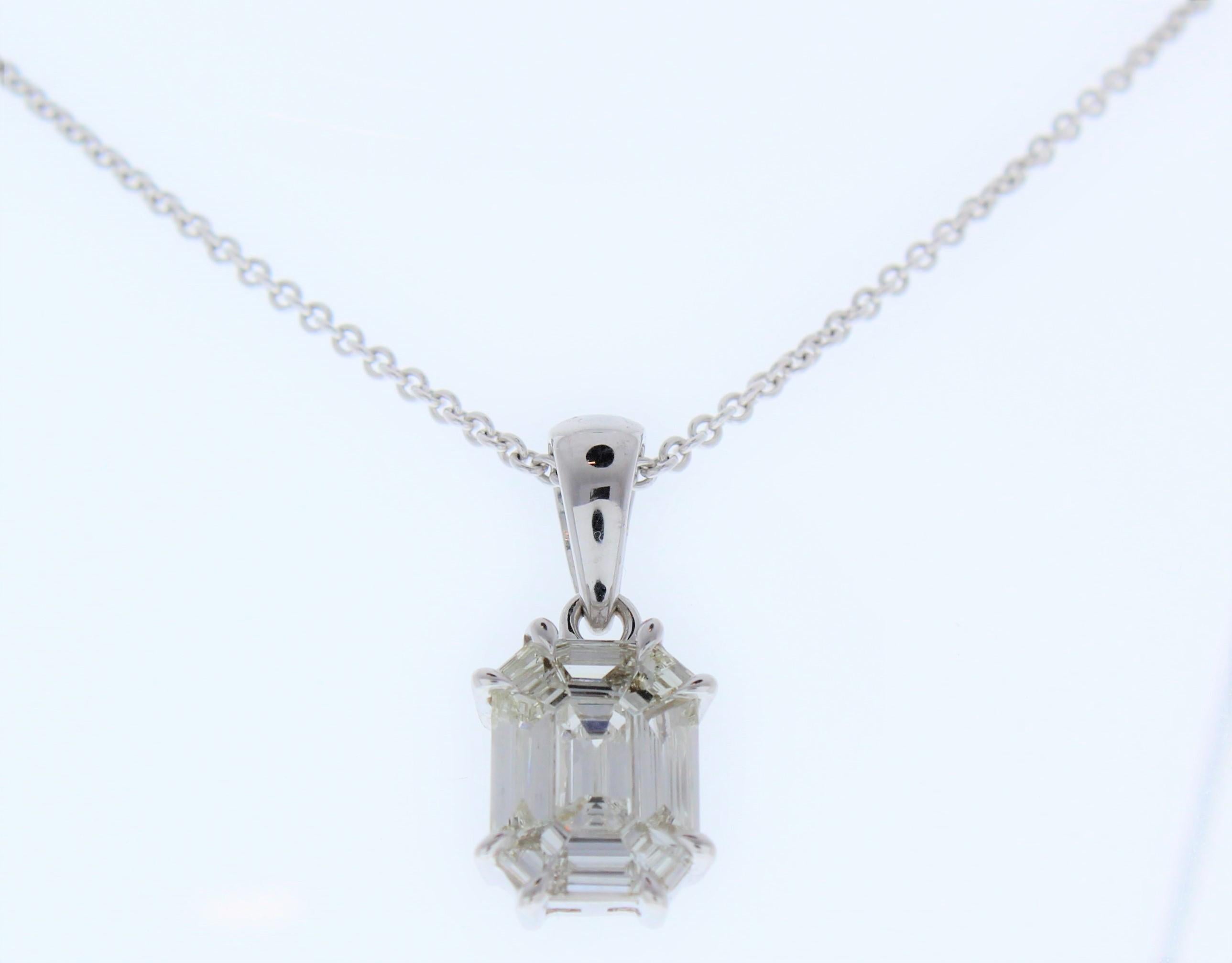 Une grappe de diamants de différentes tailles constitue le centre. Le poids total des diamants s'élève à 1,37 carats et ils sont de qualité I VS1. Cette pièce est réalisée avec art en or blanc 18 carats.