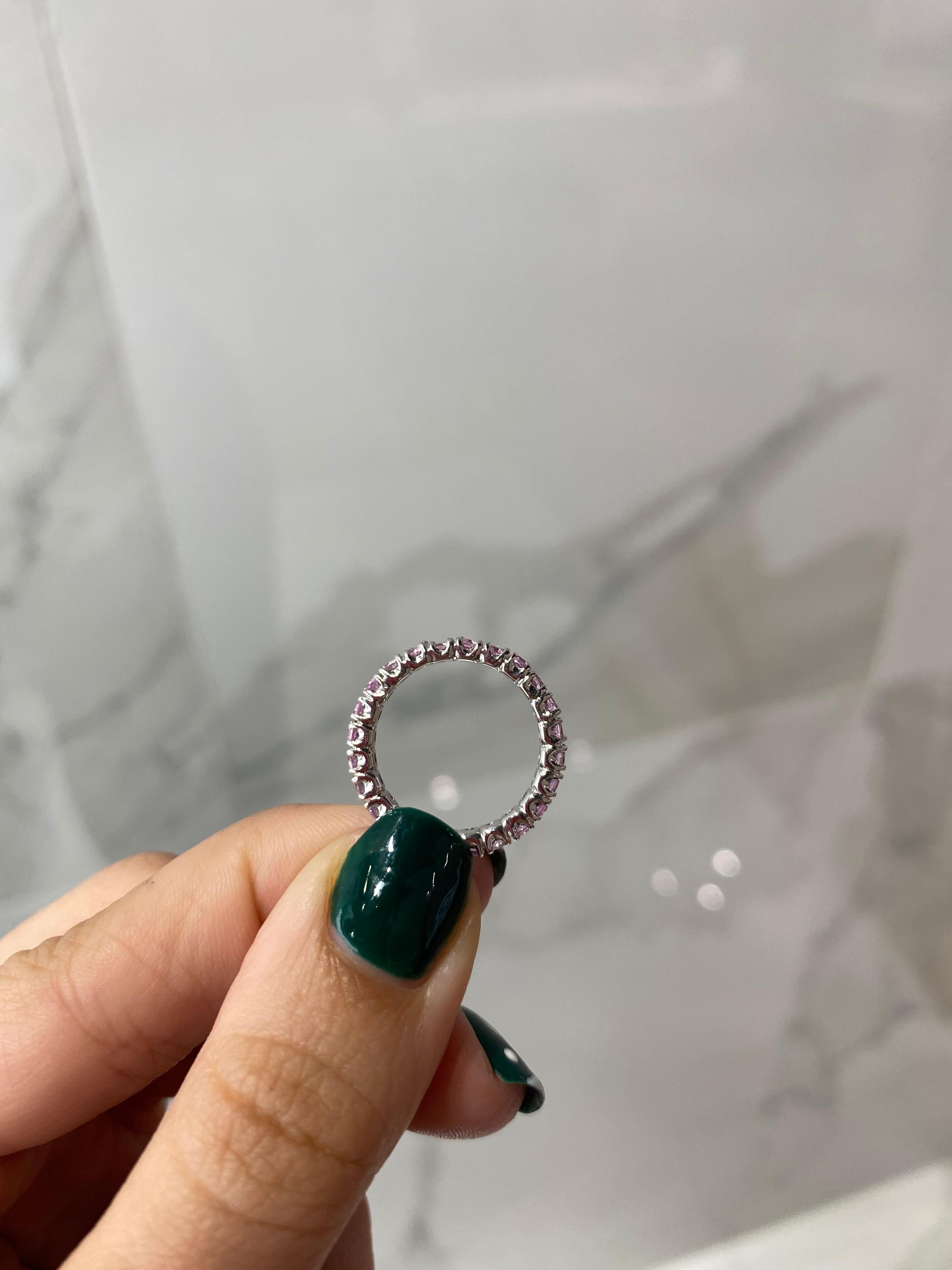 Anneau d'éternité empilable en or blanc 14 carats avec saphir rose rond de 1,37 carat Neuf - En vente à Houston, TX