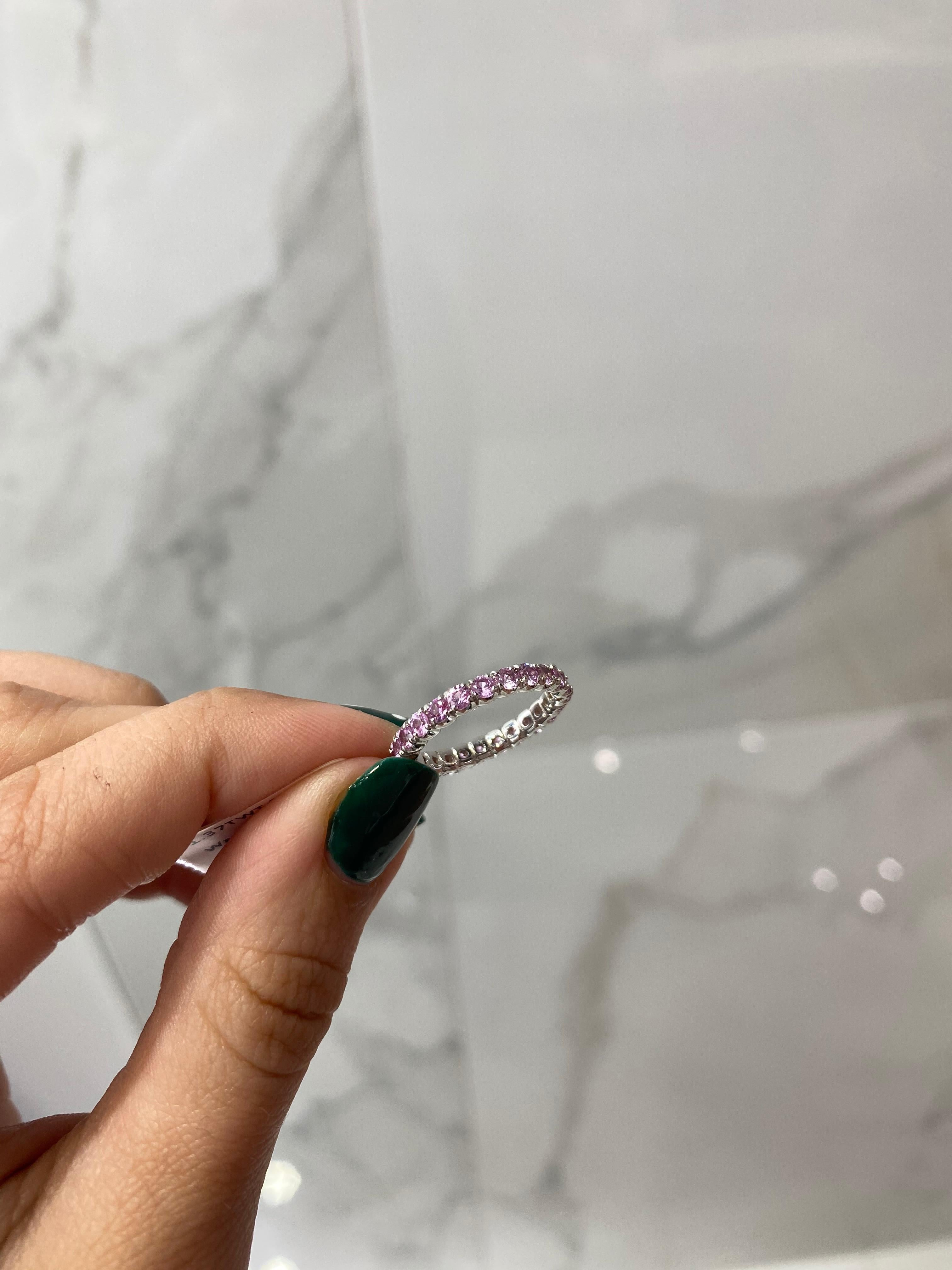 Anneau d'éternité empilable en or blanc 14 carats avec saphir rose rond de 1,37 carat en vente 1