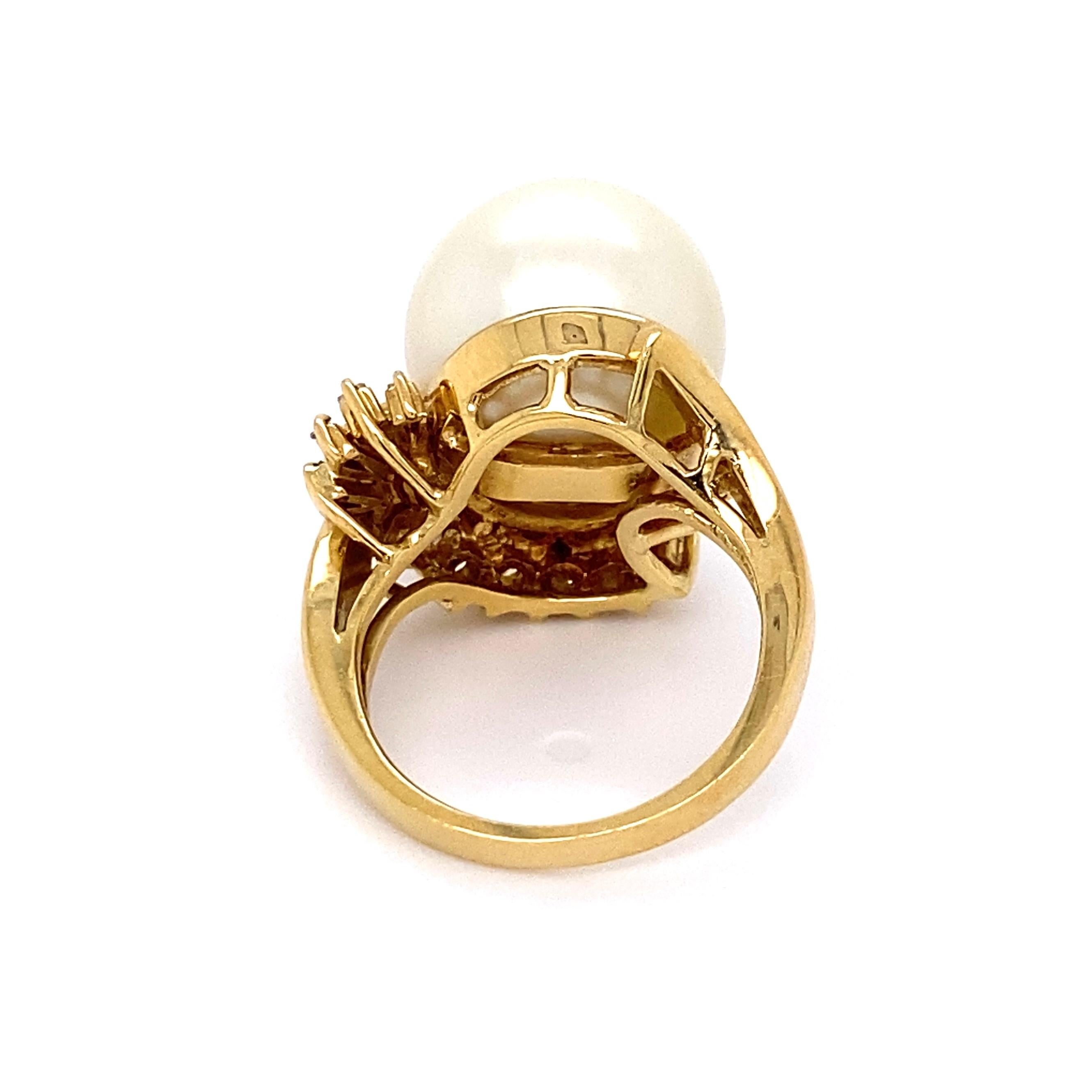 13.7mm South Sea Pearl and Diamond Gold Ring In Excellent Condition For Sale In Montreal, QC