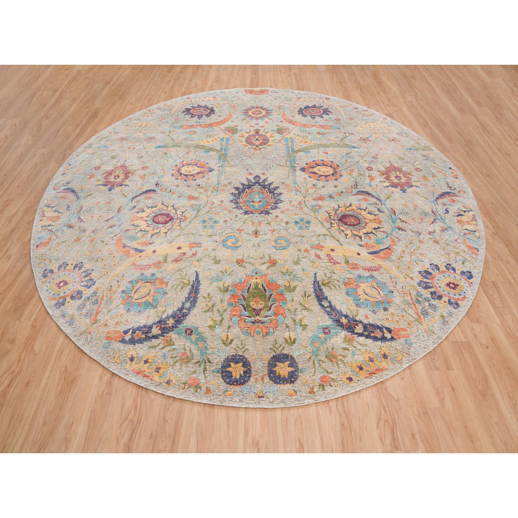 Il s'agit d'un véritable tapis d'Orient rond en soie et laine texturée, noué à la main, de couleur havane, avec un design en forme de feuille de faucille. Il a été noué pendant des mois et des mois selon des techniques de tissage séculaires par des